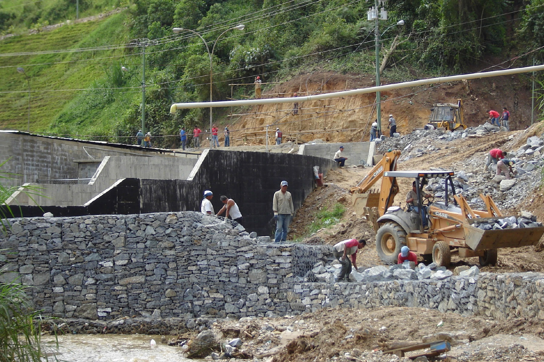 ￼Muro de Gavión para delimitar el cause y controlar la erosión en la margen derecha del Rio San Pedro, Los Teques, Edo. Miranda. Venezuela. 2006