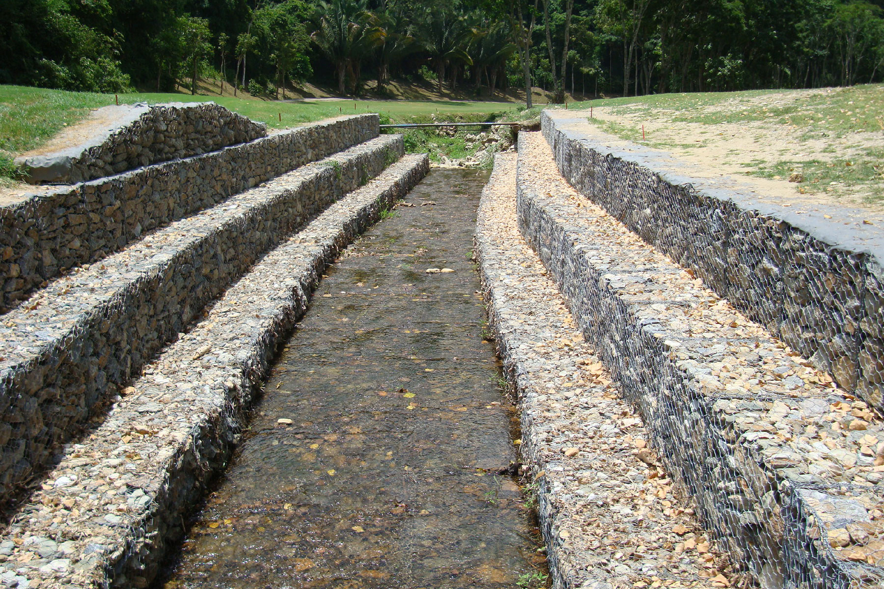￼Canalización con Muros de Gavión para controlar la erosión hídrica, en el Campo de Golf del Izcaragua Country Club Guarenas, Edo. Miranda. Venezuela. 2009