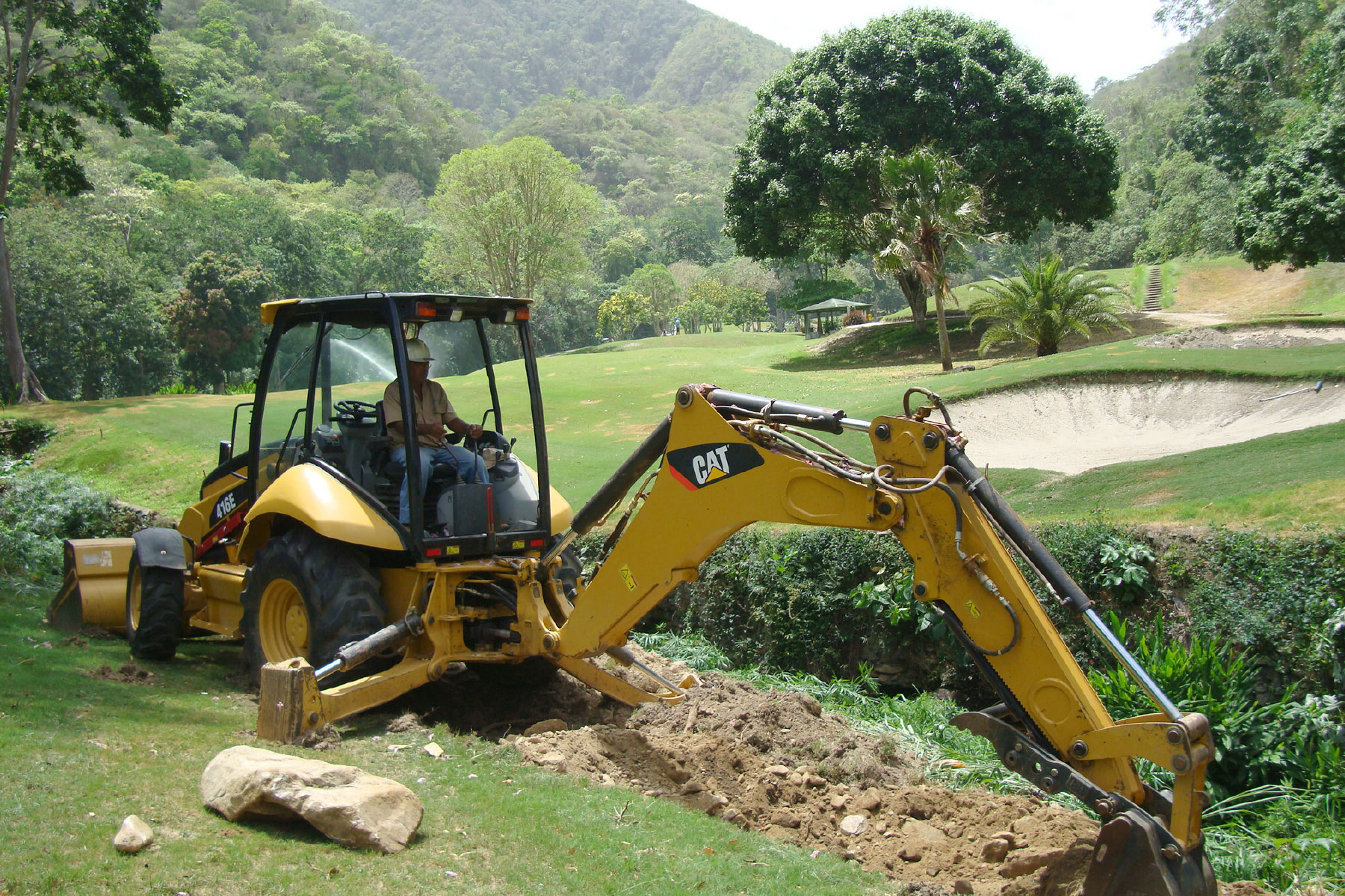 ￼Excavación a máquina para la construcción de canal con cestas de Gavión para controlar la erosión, en el Campo de Golf del Izcaragua Country Club, Guarenas, Edo. Miranda. Venezuela. 2009