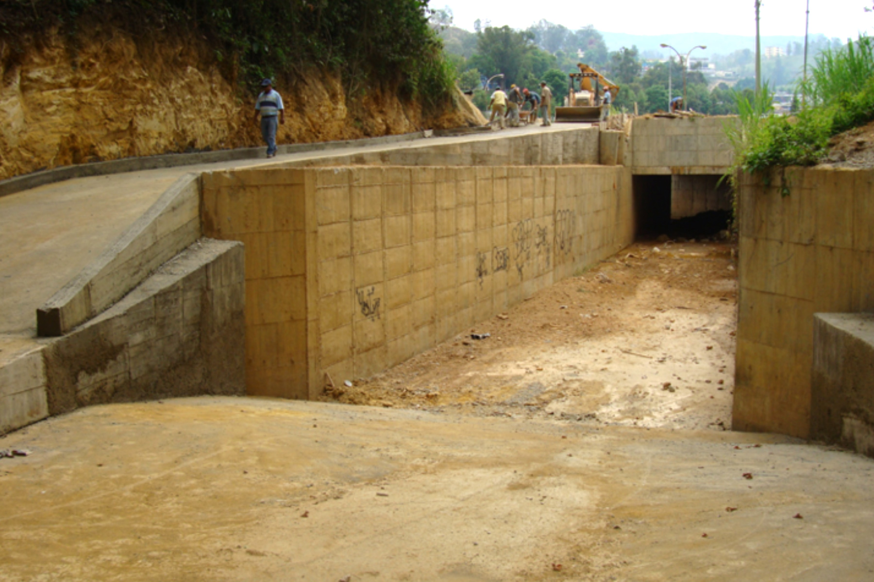 ￼Canalización y embaulamiento con muros de concreto armado, Quebrada Alto Verde, afluente del Rio San Pedro, Desarrollo Habitacional Alto Verde. Los Teques, Estado Miranda. 2008