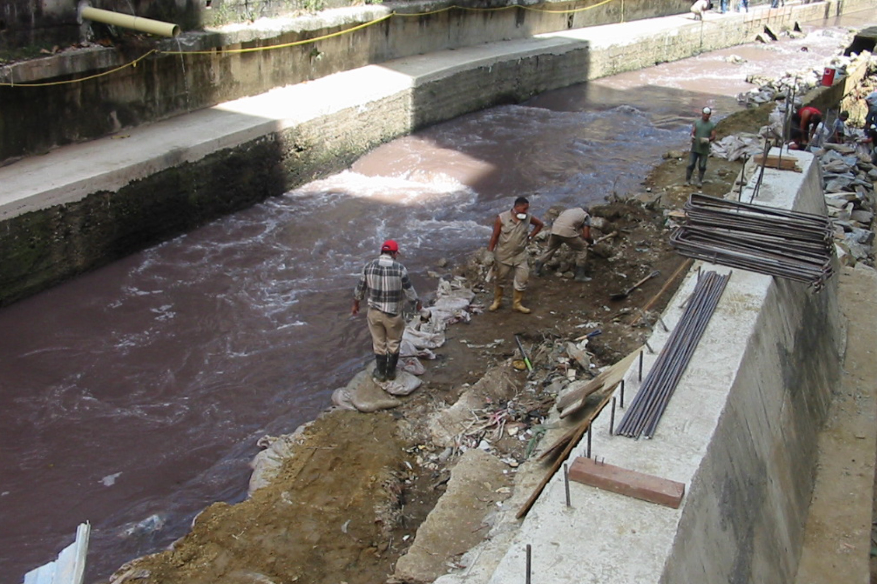 ￼Canalización y saneamiento con sistema rígido de concreto armado y muros ciclópeos, de la Quebrada Caroata, Sector Quinta Crespo, Distrito Capital. Caracas. Venezuela. 2004
