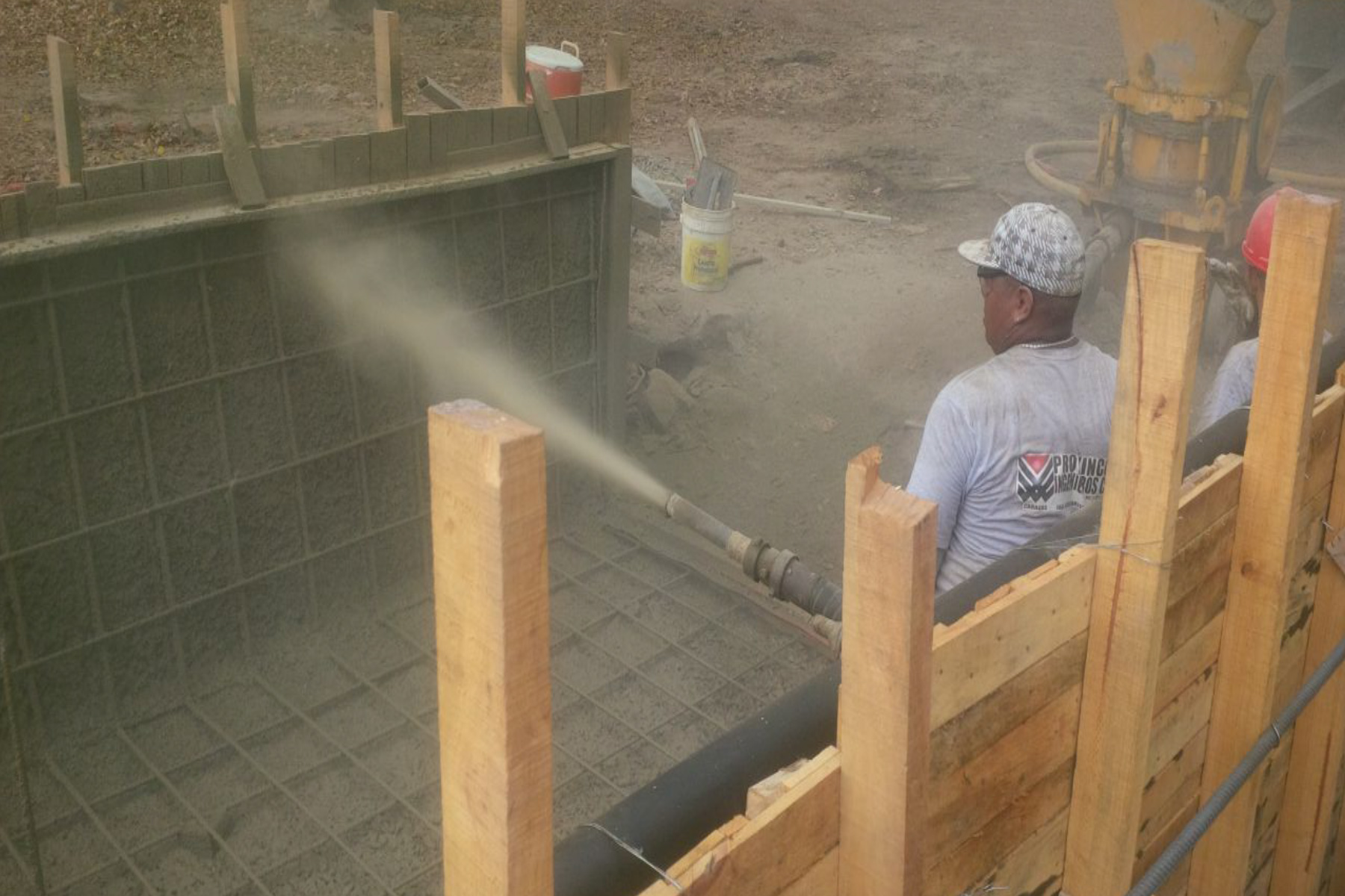 ￼Construcción de canal de concreto armado para el río artificial del Parque El Agua, Estado Aragua. Palo Negro. Venezuela. 2016