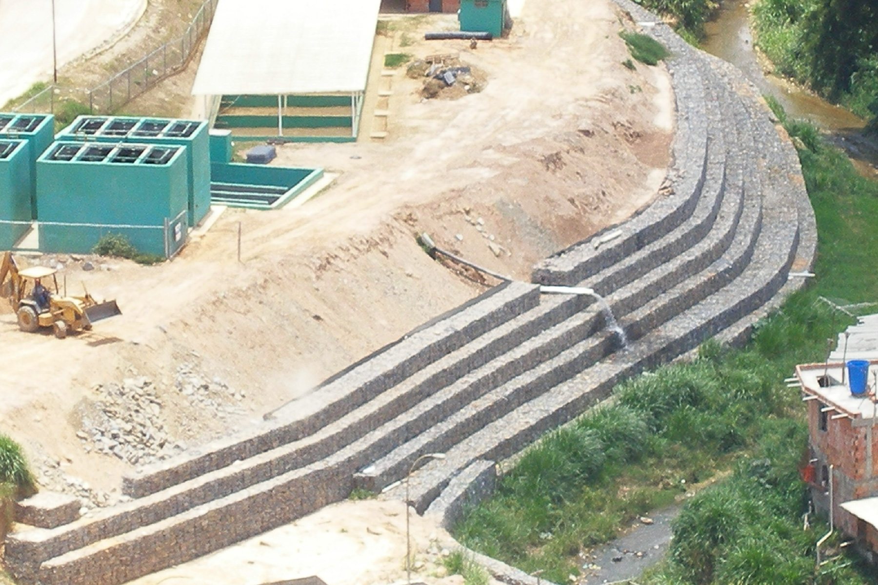 ￼Muro de Gavión Reforzado con geomallas Ecogreen, para controlar la erosión de la margen derecha del Río San Pedro donde está ubicada la planta de tratamiento del Desarrollo Habitacional Alto Verde, Los Teques, Edo. Miranda. 2007