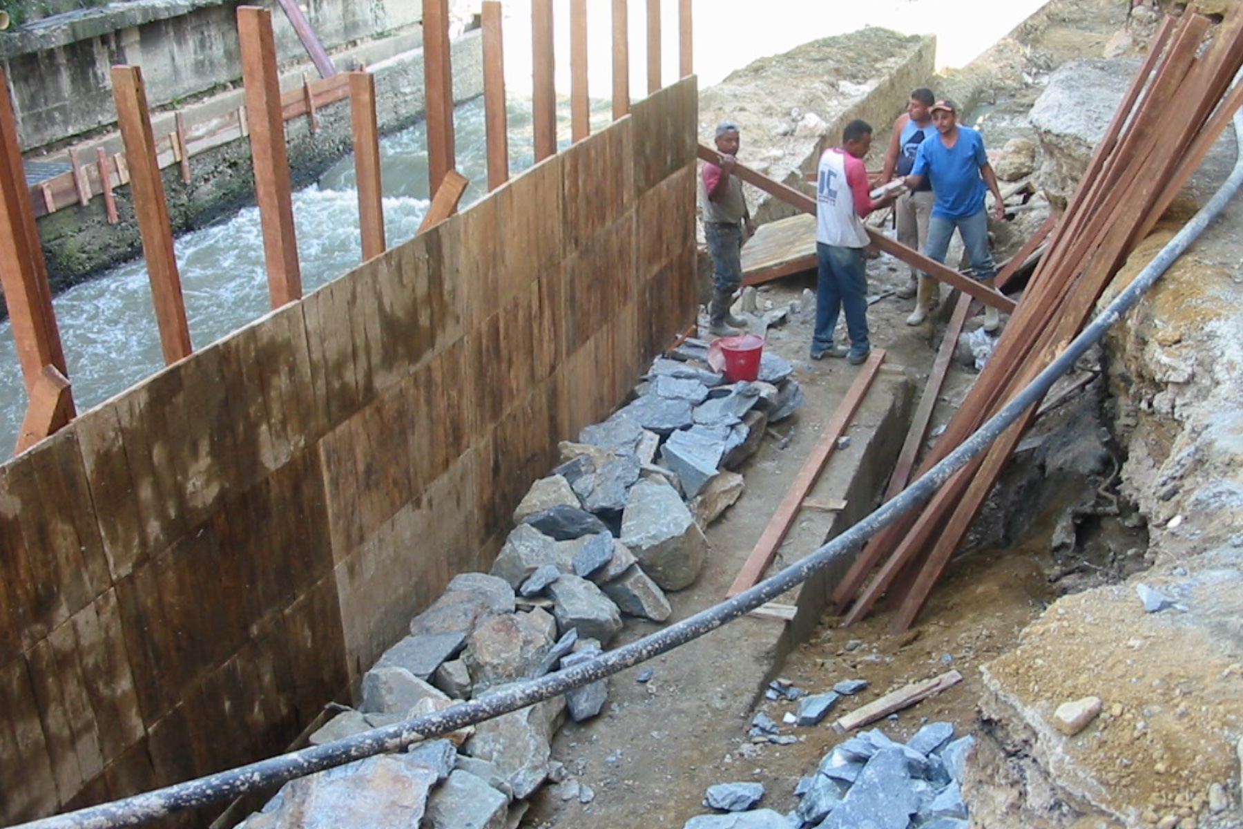￼Reconstrucción con muros ciclópeos de los canales márginales de La Quebrada Caroata. Sector Quinta Crespo, Distrito Capital. Venezuela. 2004
