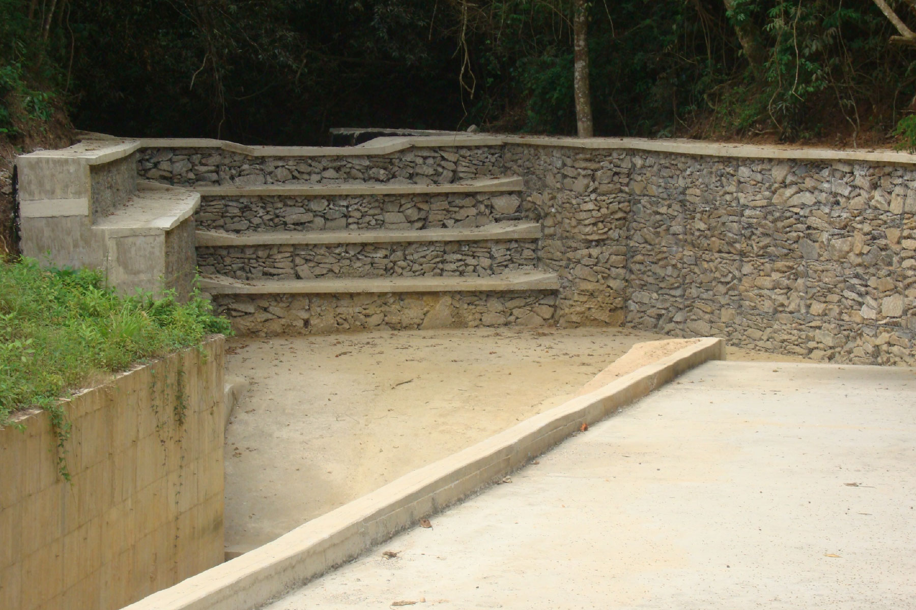￼Presa de retención de sedimentos con Cestas de Gavión ECOGREEN, Quebrada Alto Verde, afluente del Rio San Pedr ubicado en la Urb. Alto Verde. Los Teques, Estado Miranda. 2008