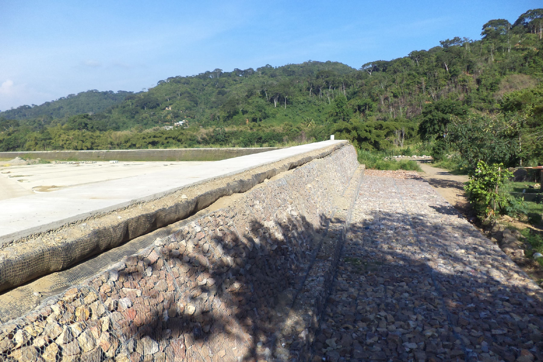 ￼Dique de terraplén reforzado de 6 m de altura por 600 m de largo, con geomallas de poliéster ECOGREEN. Reconstrucción de la margen izquierda del Río Castán, Valera, Estado Trujillo. 2012