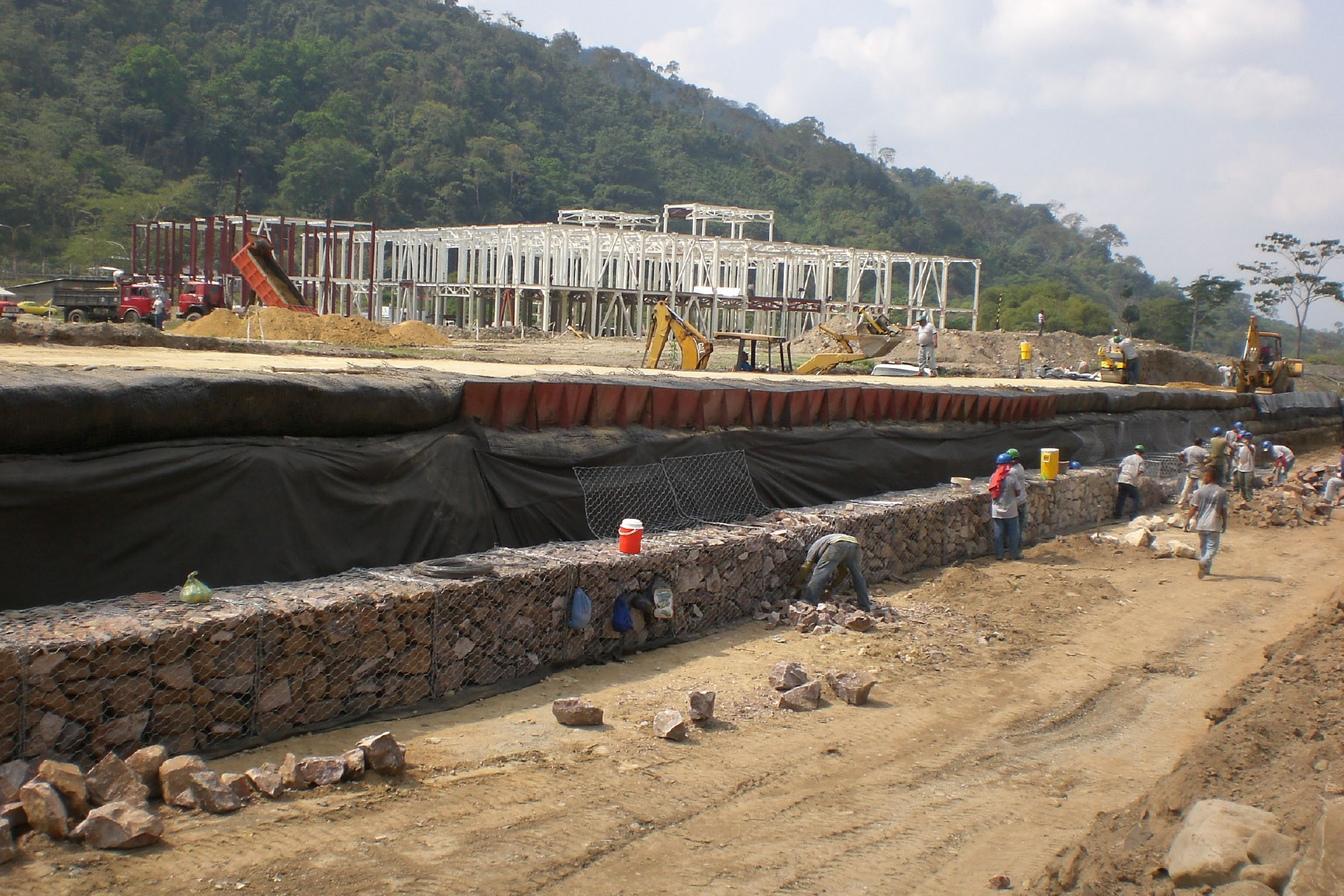 ￼Protección del Terraplén Reforzado de 600 m de largo con gaviones en la margen derecha del Río Castan, Edo. Trujillo. 2012