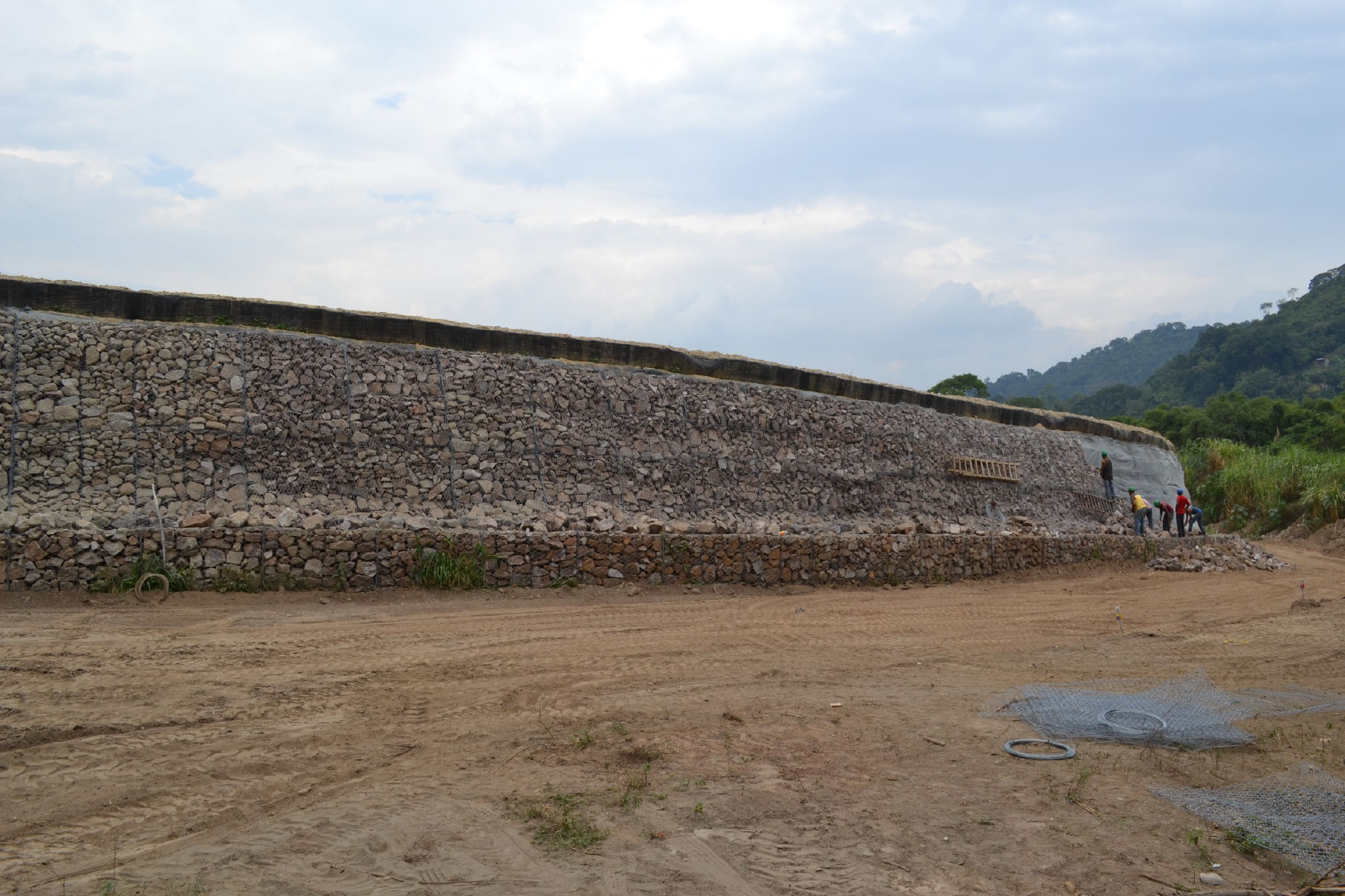 ￼￼Enrocado para protección de dique de terraplén reforzado de 6 m de altura por 600 m de largo, con cestas de Gavión ECOGREEN. Río Castán, Valera, Estado Trujillo. 2012