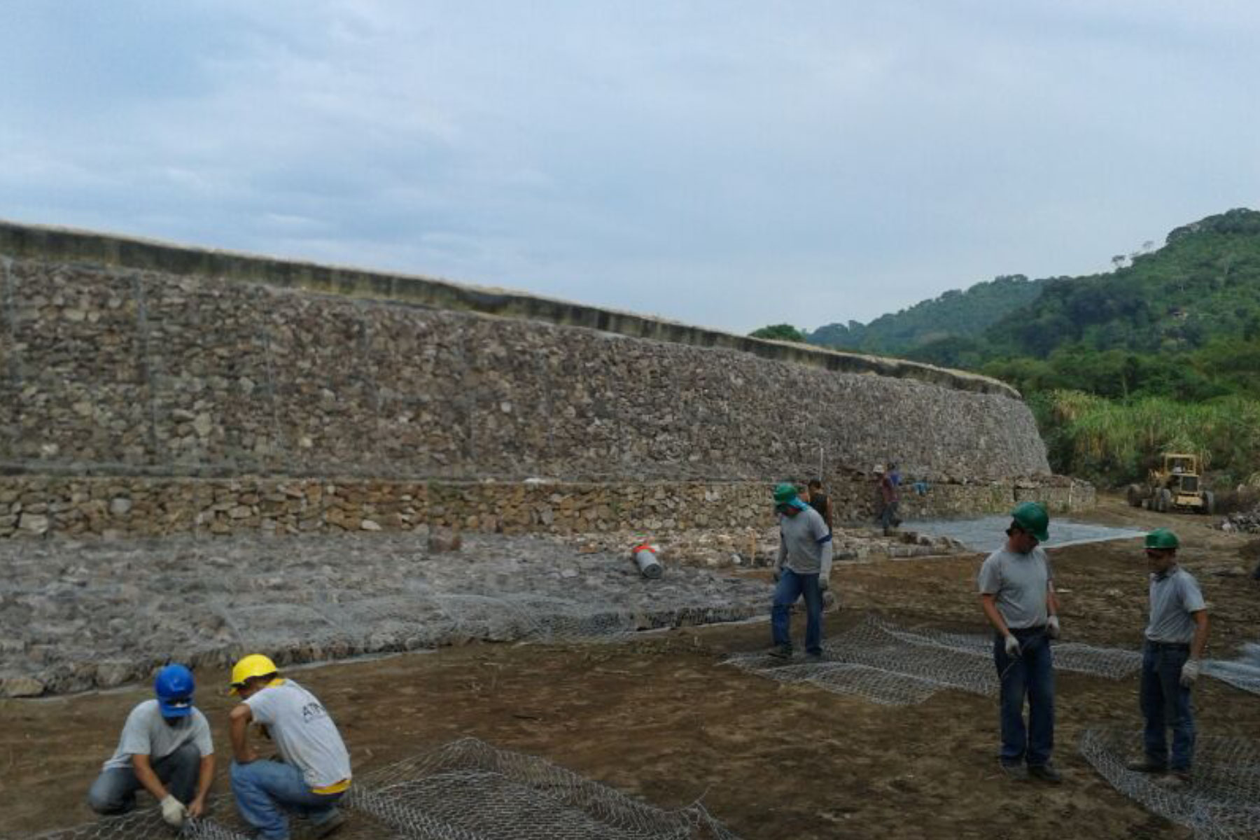 ￼Enrocado para protección de dique de terraplén reforzado de 6 m de altura por 600 m de largo, con cestas de Gavión ECOGREEN. Río Castán, Valera, Estado Trujillo. 2012