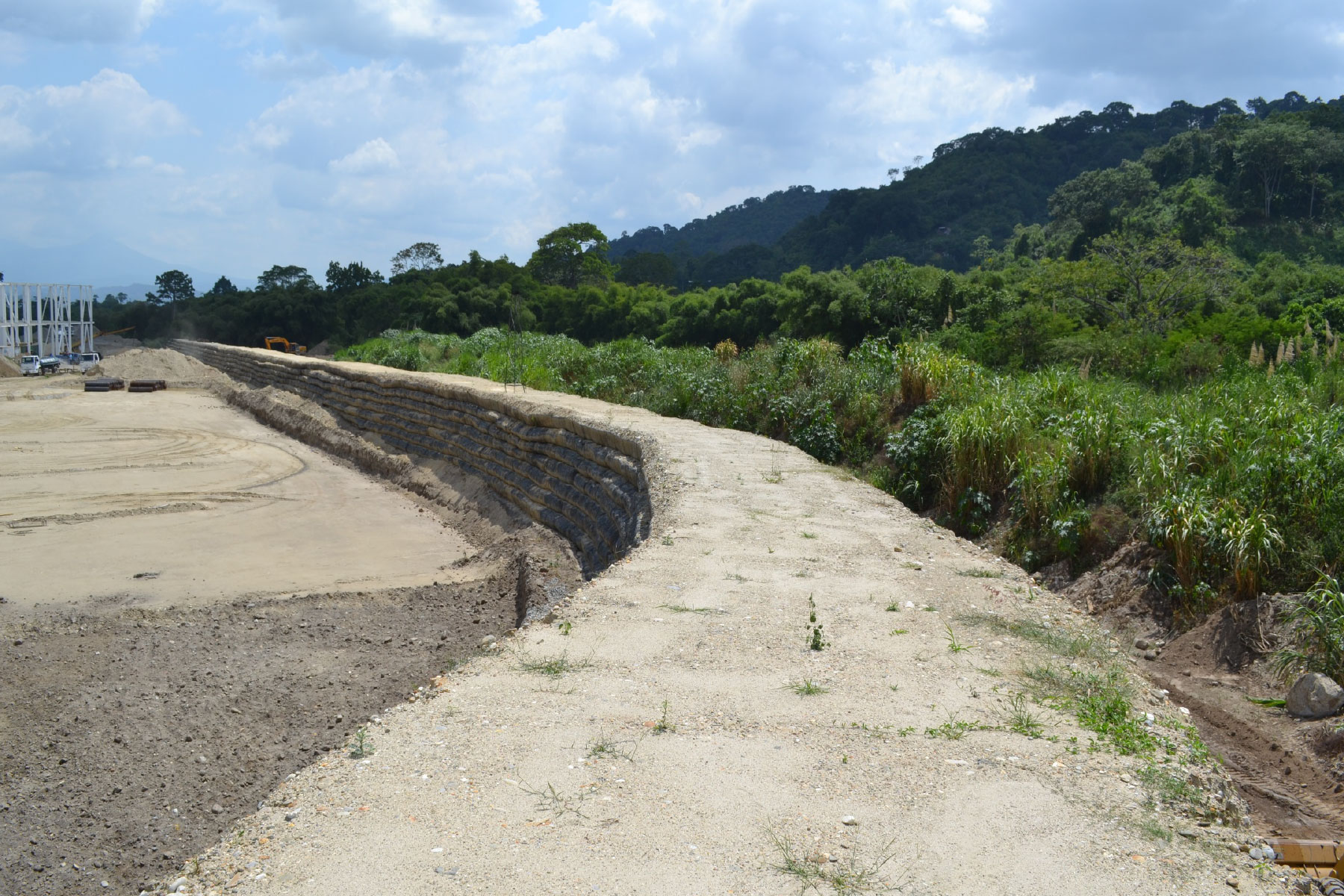 ￼Dique de terraplén reforzado de 6 m de altura por 600 m de largo, con geomallas de poliéster ECOGREEN. Reconstrucción de la margen izquierda del Río Castán, Valera, Estado Trujillo. 2012