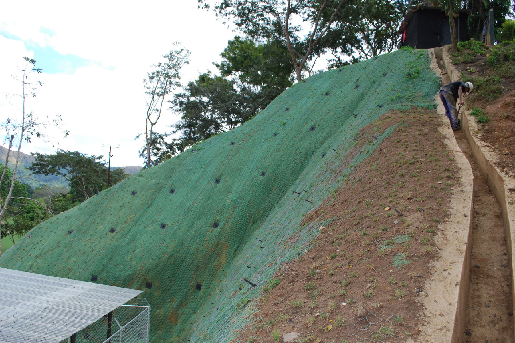 ￼￼Estabilización de talud de 14 m de altura, con geomantas verdes ECOGREEN y geomallas metálicas fijadas con anclajes pasivos. Club Guataparo Golf Club. Valencia. Estado Carabobo. 2011