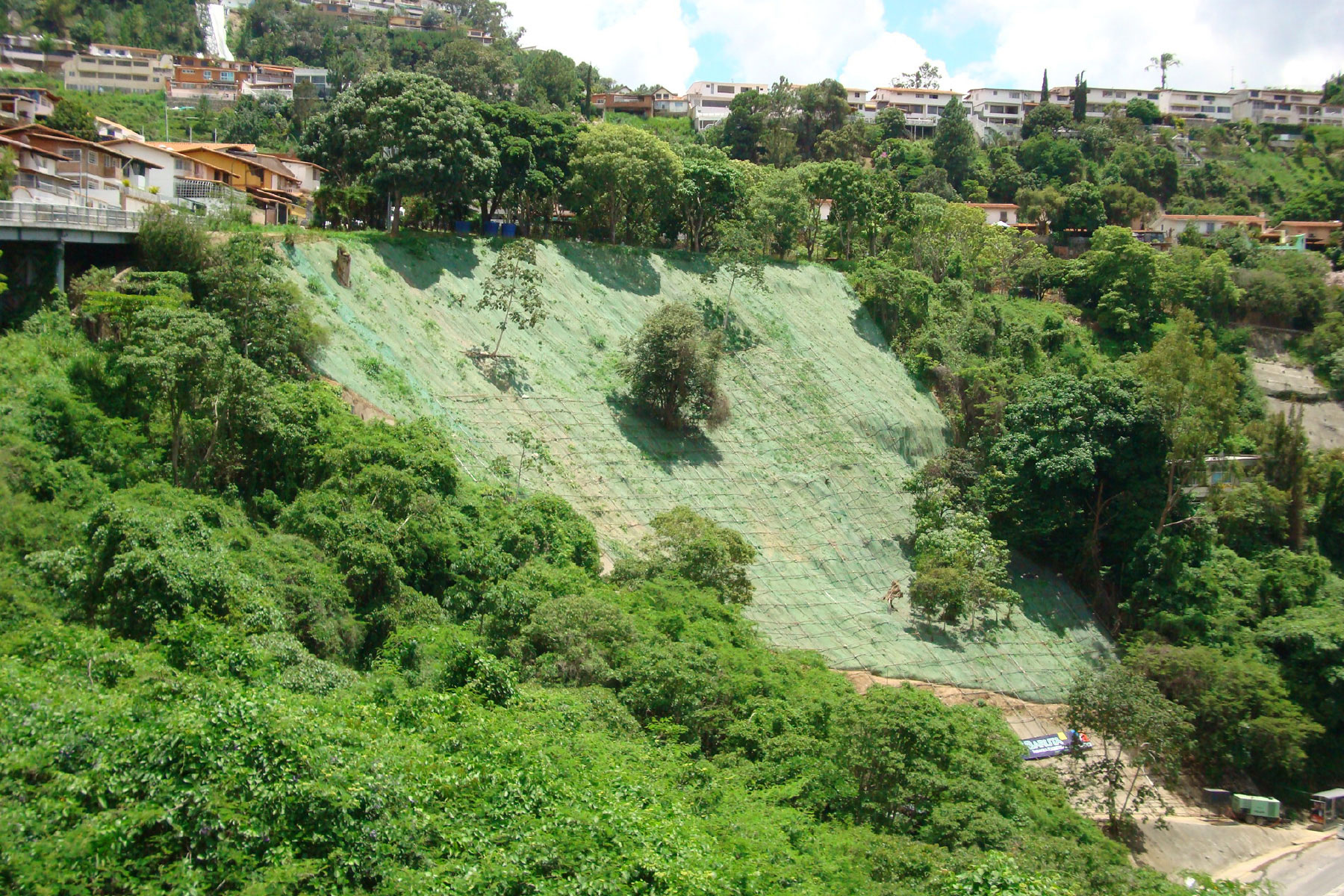 ￼￼Estabilización de talud de 60 m de altura, con geomantas verdes ECOGREEN y geomallas metálicas fijadas con anclajes pasivos. Urb. Alto Prado. Municipio Baruta. 2010