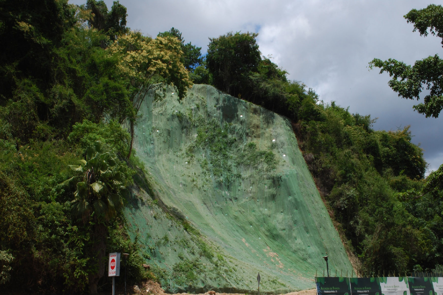 ￼Estabilización de talud de 40 m de altura y pendiente pronunciada, sistema de geomantas verdes y geomallas metálicas ECOGREEN con anclajes pasivos. Urb. El Cafetal. Municipio Baruta. 2011