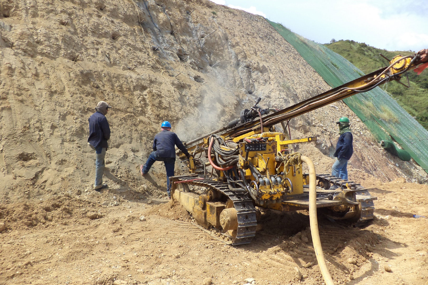 ￼Perforación con equipos de rotopercucion, para el hincado de anclajes pasivos en talud de 10 m de altura, Cerro El Salto. Tinaco. Estado Cojedes. 2015