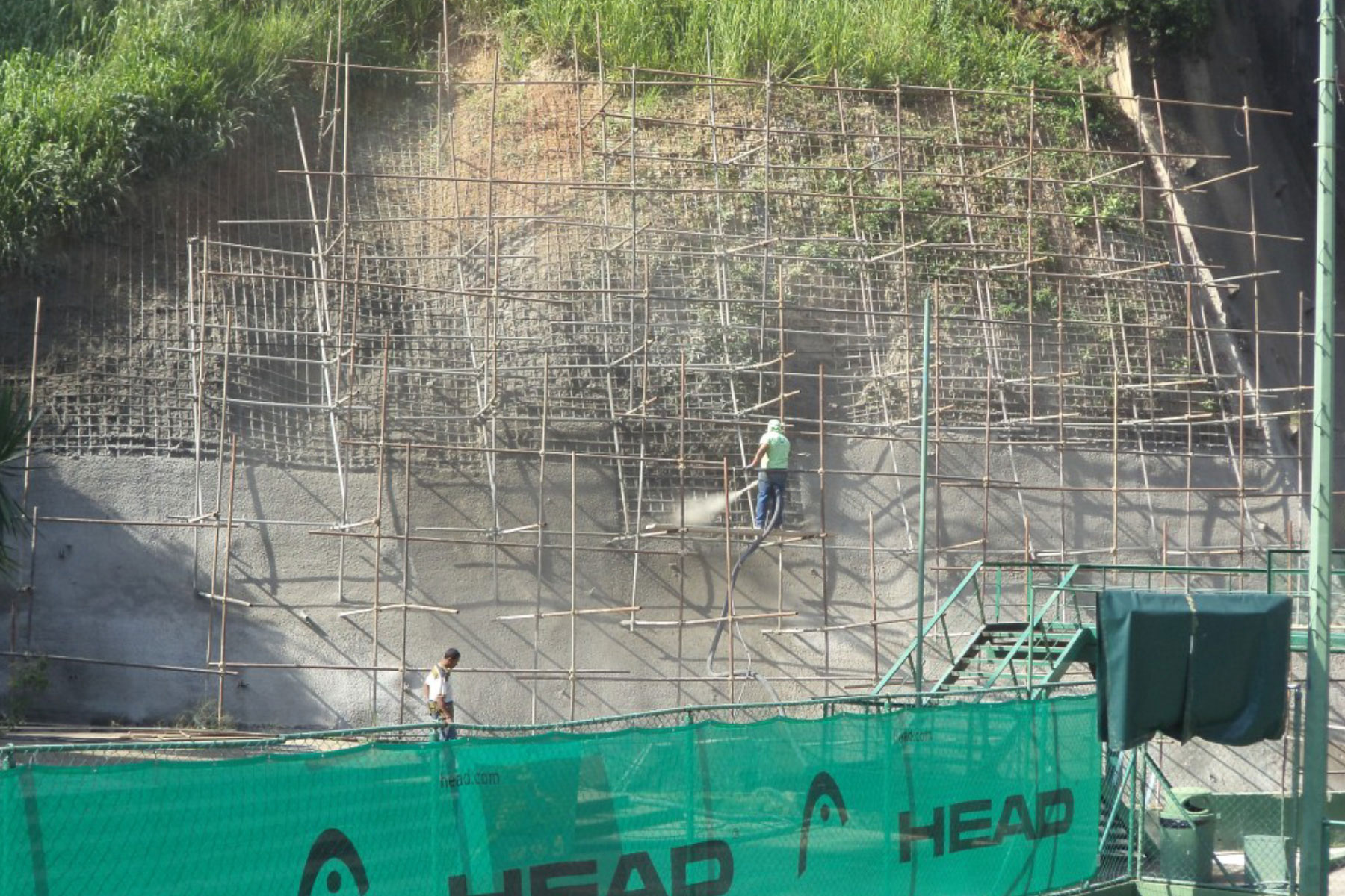￼Construcción de pantalla atirantada de 14 m de altura para estabilizar talud erosionado en las instalaciones del Club d Tenis de la Urb. Santa Rosa de Lima, Municipio Baruta. 2013