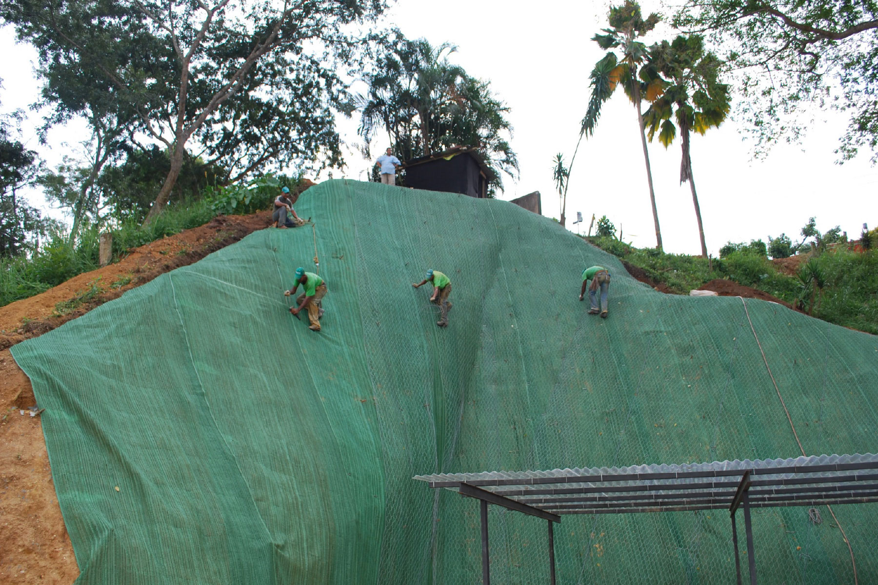 ￼Estabilización de talud de 14 m de altura, con geomantas verdes ECOGREEN y geomallas metálicas fijadas con anclajes pasivos. Club Guataparo Golf Club. Valencia. Estado Carabobo. 2011