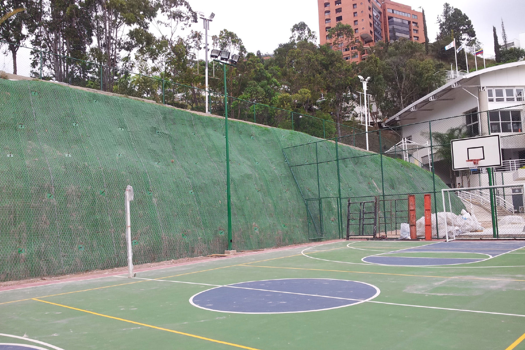 ￼Estabilización de talud de 10 m de altura, con geomantas verdes ECOGREEN y geomallas metálicas, fijadas con anclajes pasivos. Cancha múltiple del Valle Arriba Athletic Club. Municipio Baruta. 2012