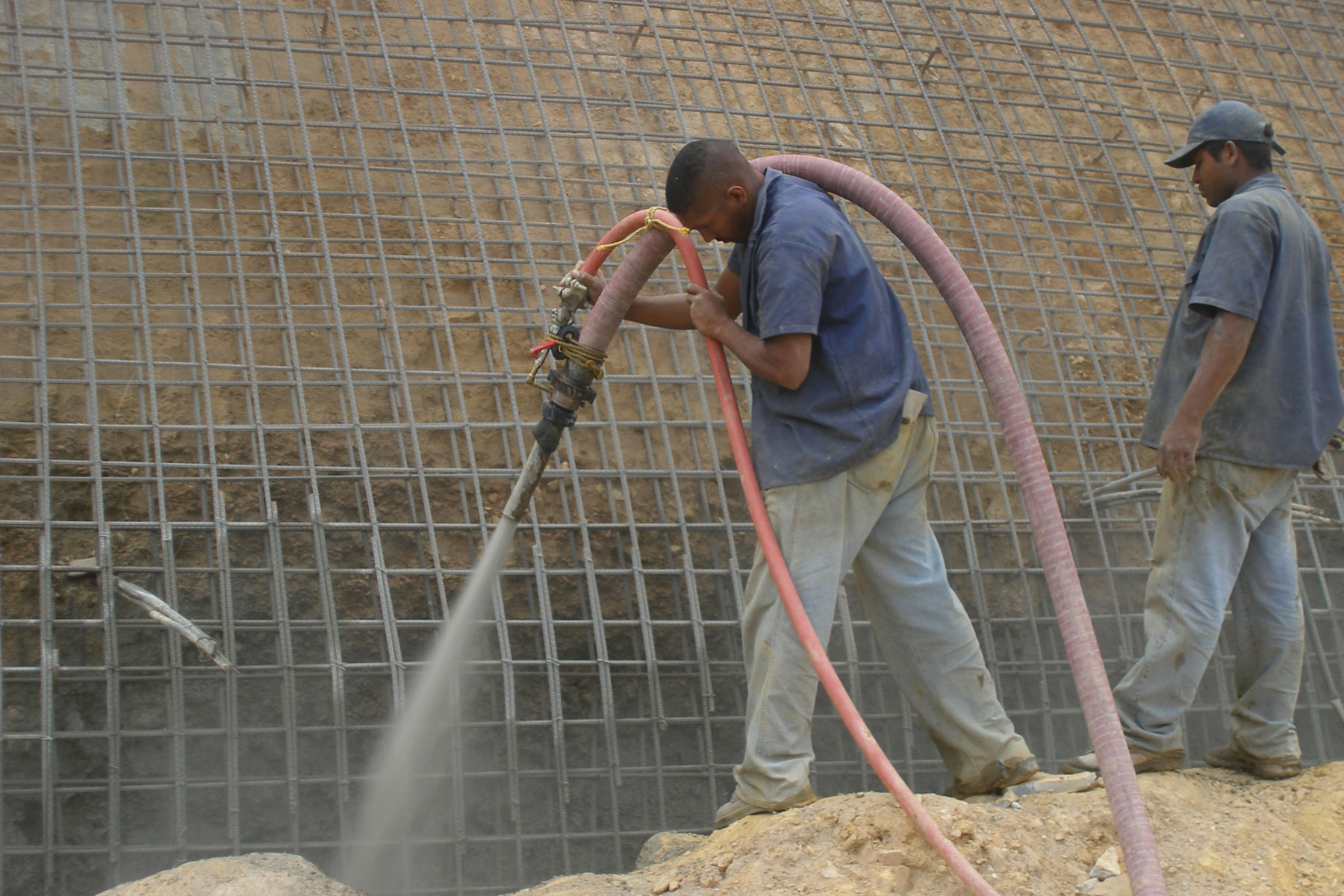 Proyección de concreto en pantalla atirantada construida para estabilizar un talud ubicado en la margen derecha de la Quebrada Alto Verde, Desarrollo Habitacional Alto Verde, Los Teques, Estado Miranda. 2008 Proyección de concreto en pantalla atirantada construida para estabilizar un talud ubicado en la margen derecha de la Quebrada Alto Verde, Desarrollo Habitacional Alto Verde, Los Teques, Estado Miranda. 2008