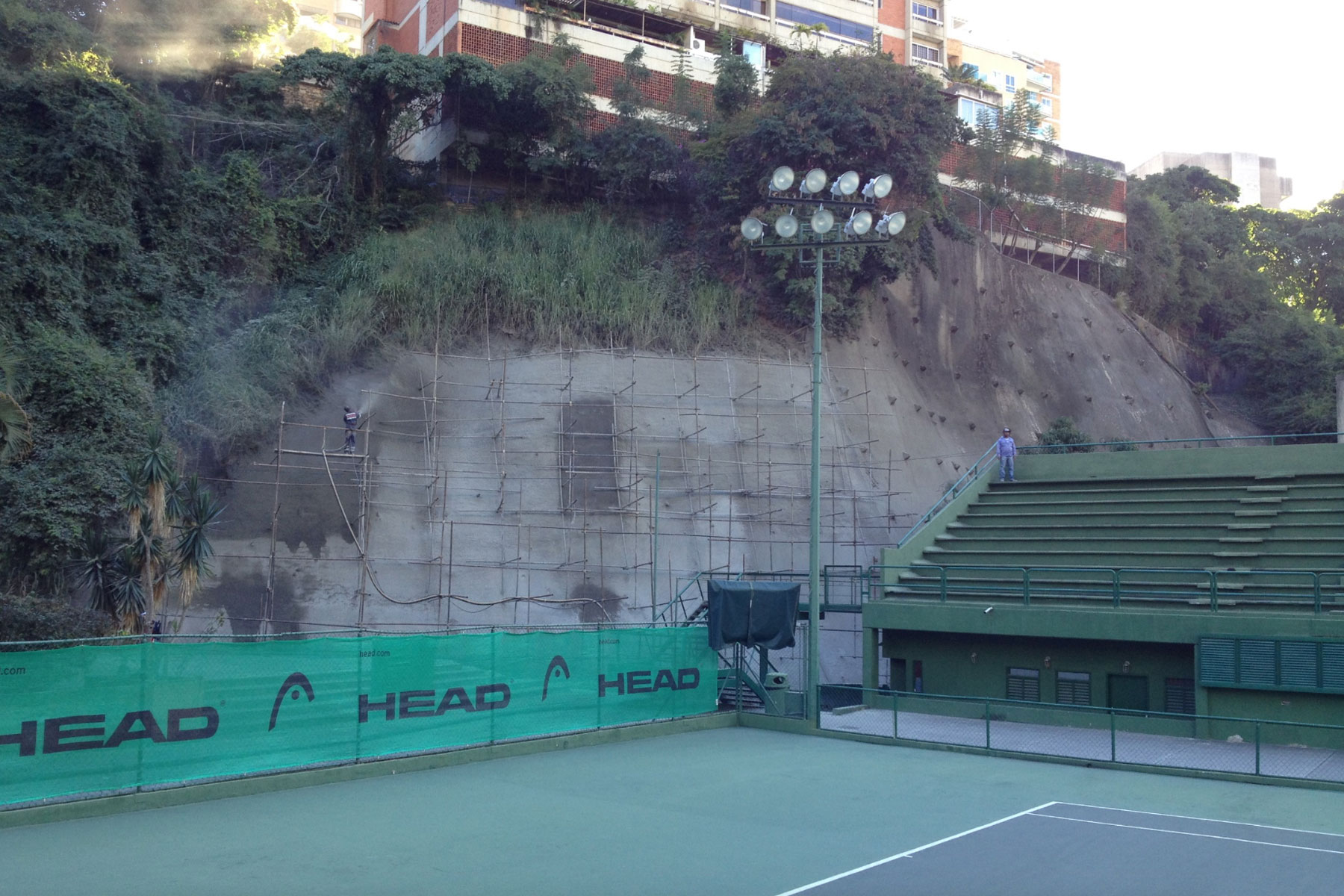 Pantalla atirantada de 14 m de altura para estabilizar talud erosionado en las instalaciones del Club de Tenis de la Urb. Santa Rosa de Lima, Municipio Baruta. 2013 Pantalla atirantada de 14 m de altura para estabilizar talud erosionado en las instalaciones del Club de Tenis de la Urb. Santa Rosa de Lima, Municipio Baruta. 2013