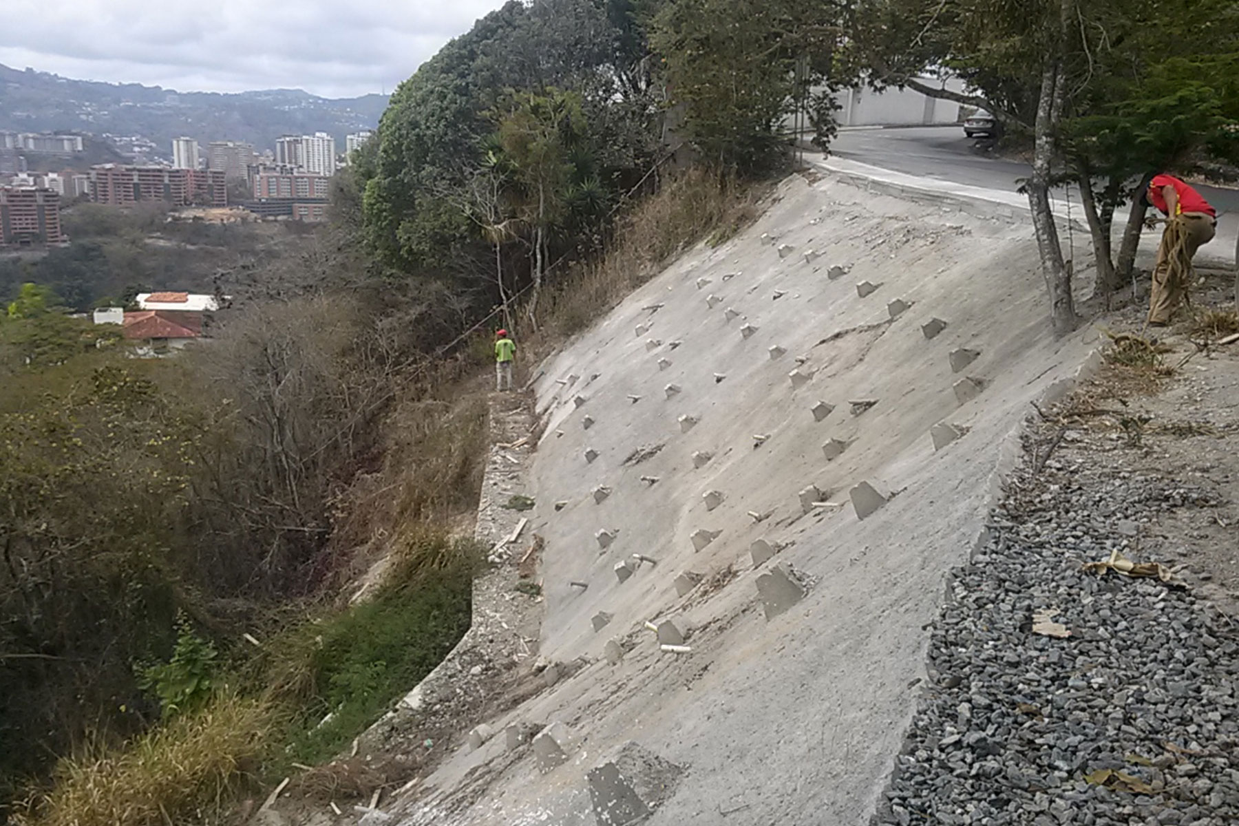 Pantalla atirantada de 10 m de altura para reconstruir falla de borde en la Urb. Cumbres de Curumo, Municipio Baruta, Estado Miranda. 2013 Pantalla atirantada de 10 m de altura para reconstruir falla de borde en la Urb. Cumbres de Curumo, Municipio Baruta, Estado Miranda. 2013