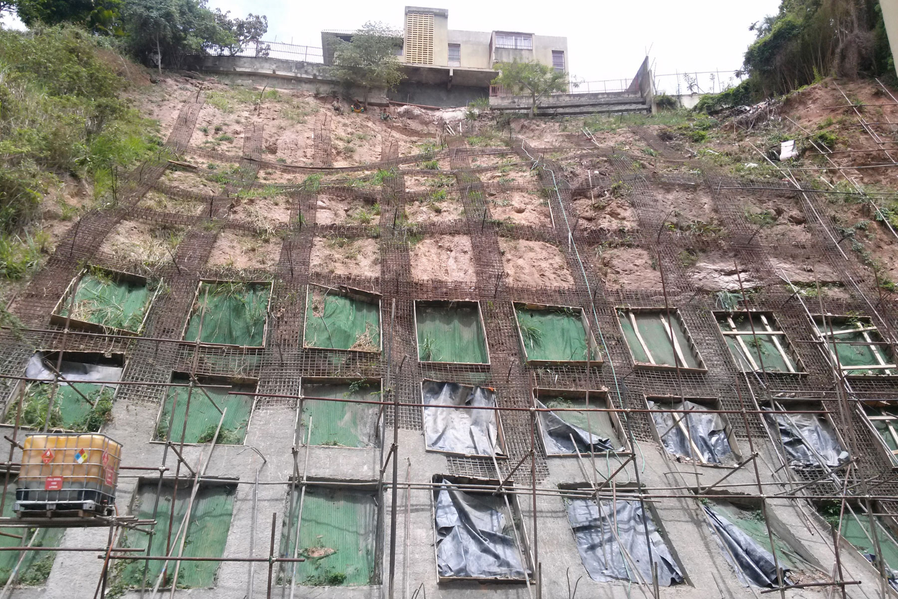 Construcción de pantalla atirantada reticulada de 20 m de altura, reforzada con geomallas metálicas y geomantas verdes ECOGREEN. Urb. El Cafetal, Residencias Icabaru. Municipio Baruta. 2014 Construcción de pantalla atirantada reticulada de 20 m de altura, reforzada con geomallas metálicas y geomantas verdes ECOGREEN. Urb. El Cafetal, Residencias Icabaru. Municipio Baruta. 2014