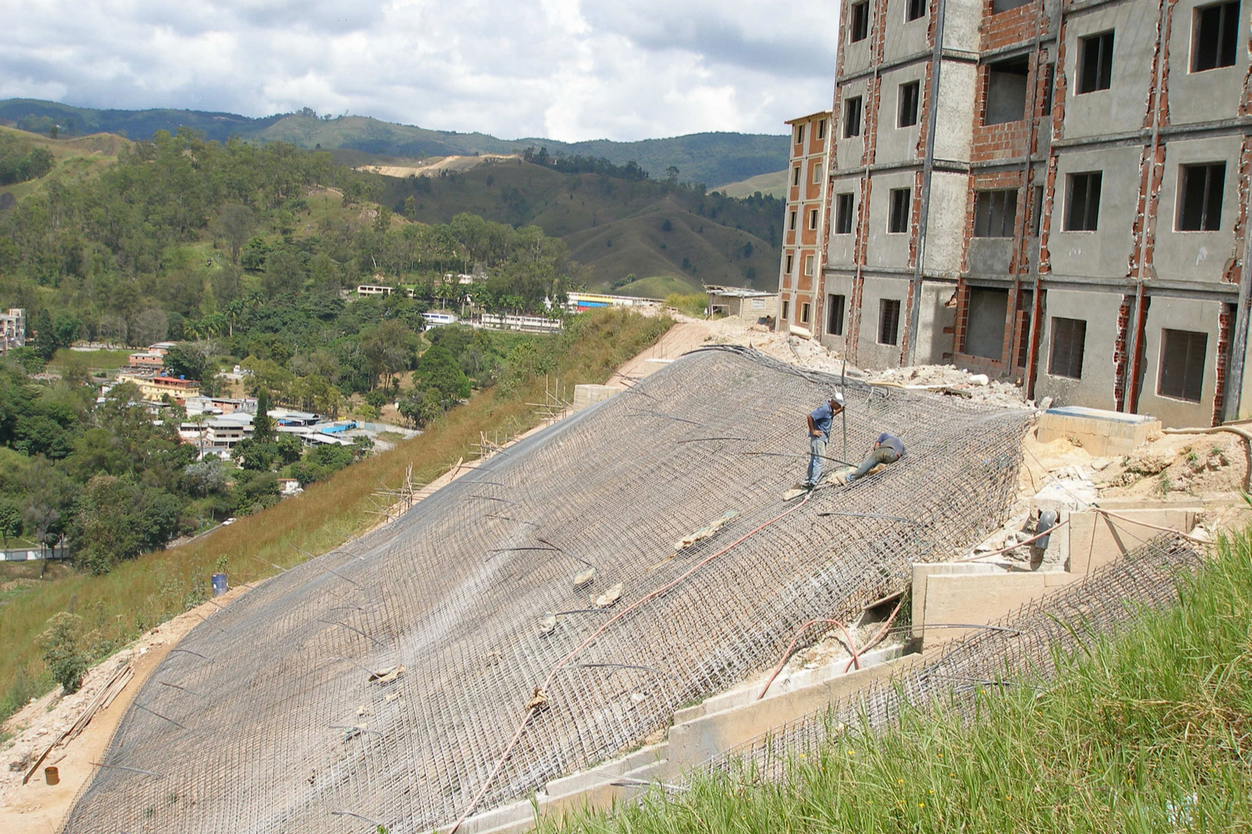 Construcción de pantalla atirantada de 16 m de altura para estabilizar un talud del Desarrollo Habitacional Alto Verde Los Teques, Estado Miranda. 2008 Construcción de pantalla atirantada de 16 m de altura para estabilizar un talud del Desarrollo Habitacional Alto Verde Los Teques, Estado Miranda. 2008