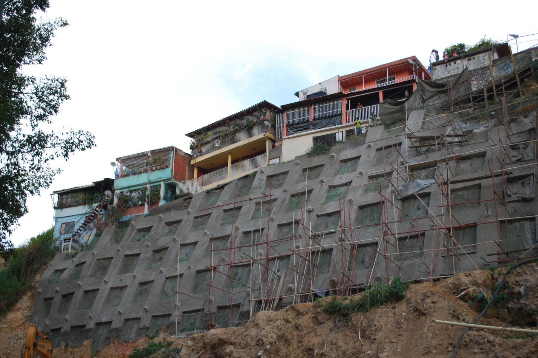 Pantalla atirantada reticulada de 16 m de altura, reforzada con geomallas metálicas y geomantas verdes ECOGREEN para el control de erosión y estabilización de talud ubicado en el Barrio Santa Cruz, Municipio Baruta. 2011 Pantalla atirantada reticulada de 16 m de altura, reforzada con geomallas metálicas y geomantas verdes ECOGREEN para el control de erosión y estabilización de talud ubicado en el Barrio Santa Cruz, Municipio Baruta. 2011