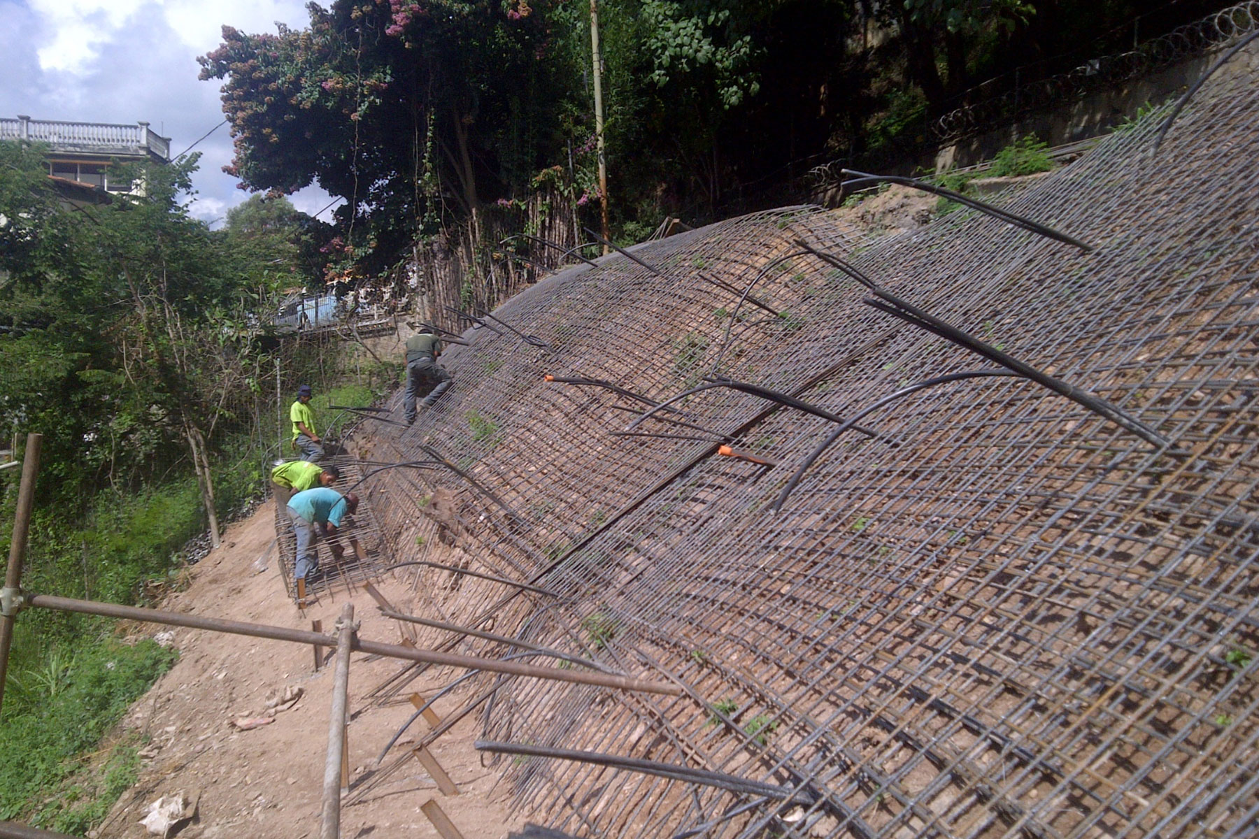 Construcción de pantalla atirantada de 10 m de altura para reconstruir falla de borde en la Urb. Colinas de Tamanaco Municipio Baruta, Estado Miranda. 2014 Construcción de pantalla atirantada de 10 m de altura para reconstruir falla de borde en la Urb. Colinas de Tamanaco Municipio Baruta, Estado Miranda. 2014
