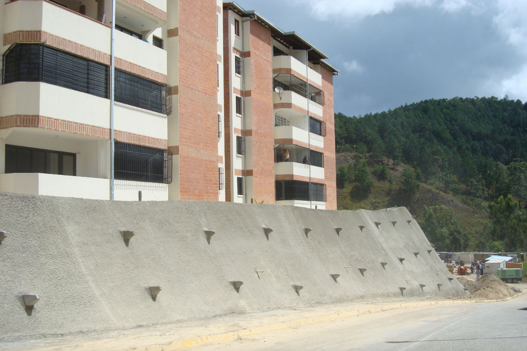 Pantalla Atirantada construida en el talud de la vialidad principal del Desarrollo Habitacional Bosque Valle, Distrito Capital, 2008 Pantalla Atirantada construida en el talud de la vialidad principal del Desarrollo Habitacional Bosque Valle, Distrito Capital, 2008
