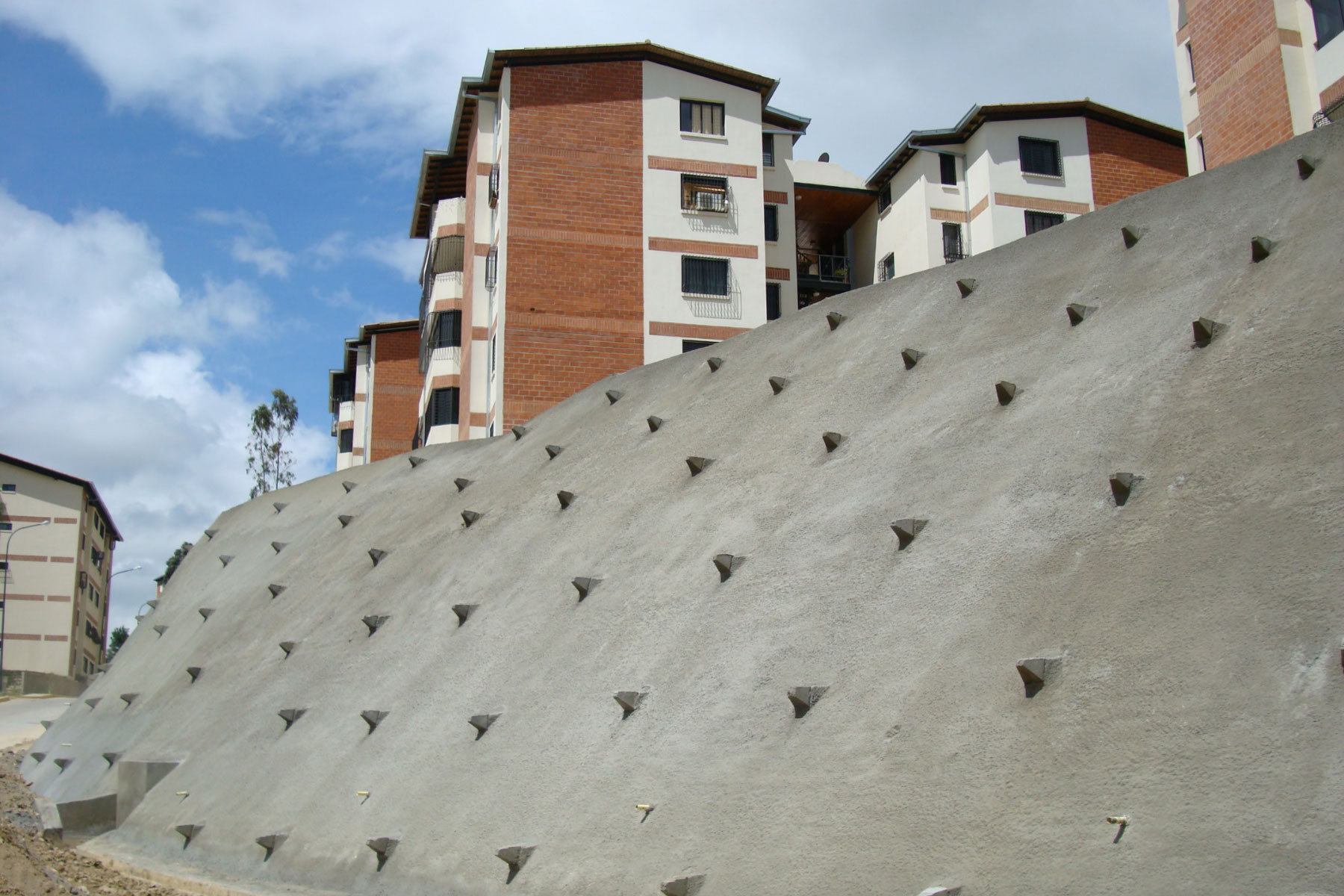 Pantalla Atirantada de 12 m de altura para estabilizar el talud de la vialidad principal del Desarrollo Habitacional Bosque Valle, Distrito Capital, 2008 Pantalla Atirantada de 12 m de altura para estabilizar el talud de la vialidad principal del Desarrollo Habitacional Bosque Valle, Distrito Capital, 2008