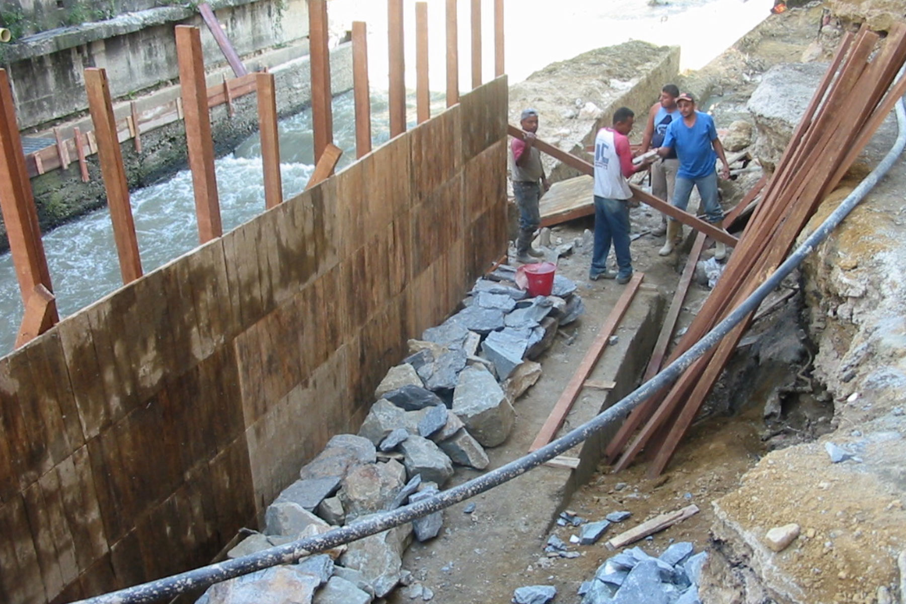 ￼￼Reconstrucción con muros ciclópeos de los canales márginales de La Quebrada Caroata. Quinta Crespo, Distrito Capital. 2004