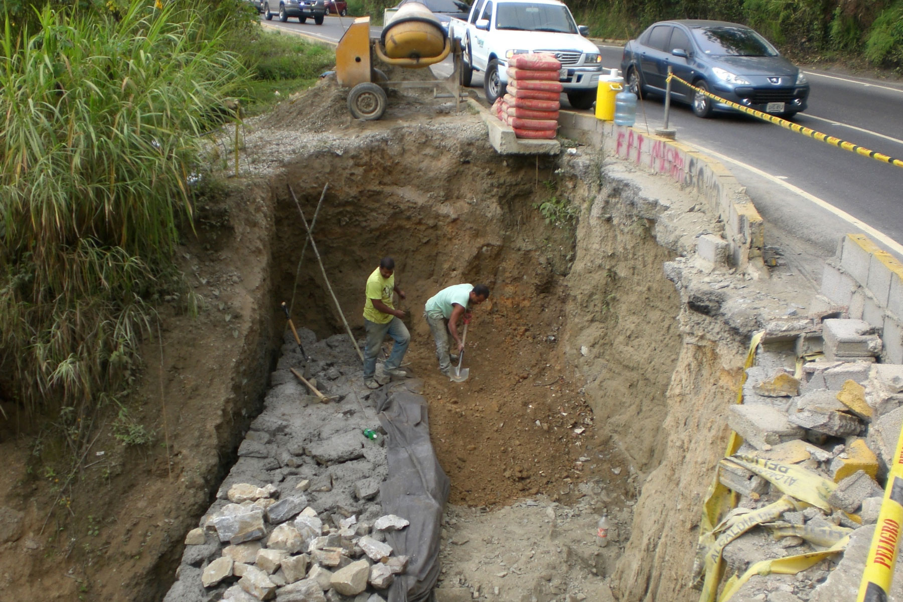 ￼￼Reconstrucción de falla de borde de 8 m de altura con muro ciclópeo, en la Av. principal de Hoyo de La Puerta. Municipio Baruta. 2011