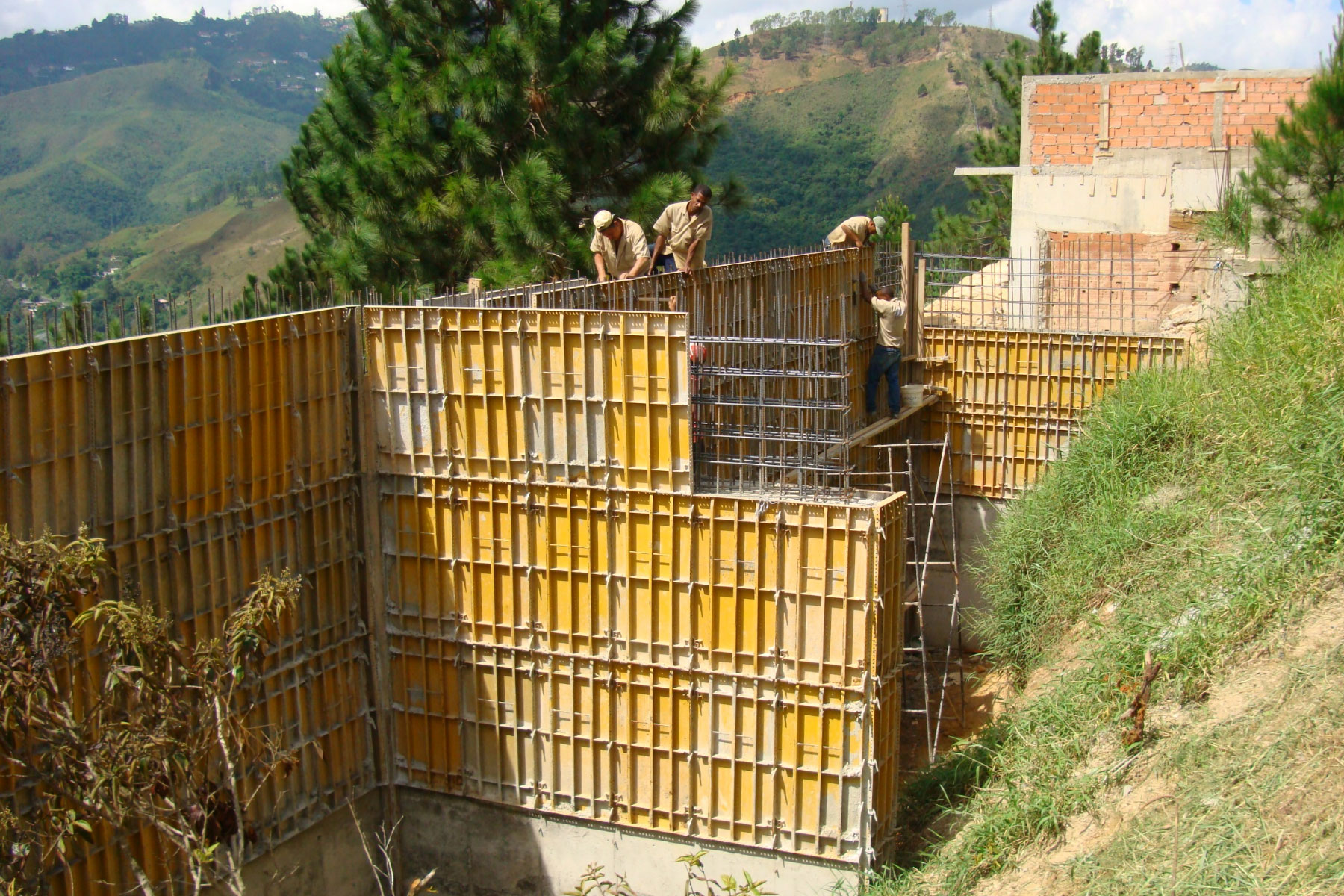 ￼￼Muros de concreto armado de 6 m de altura, para la ampliación de jardines de las viviendas del Conjunto Habitacional Bosque Valle, Distrito Capital. 2010