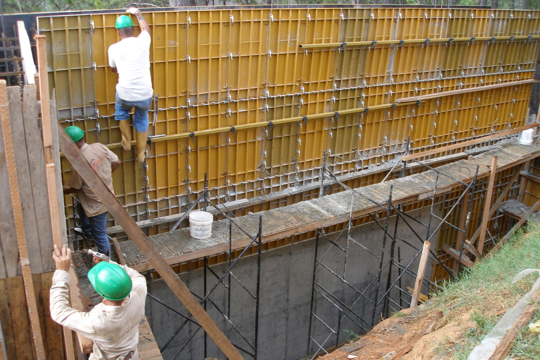 ￼￼￼Construcción de muros de concreto armado en el Desarrollo Habitacional Bosque Valle, Distrito Capital. 2010