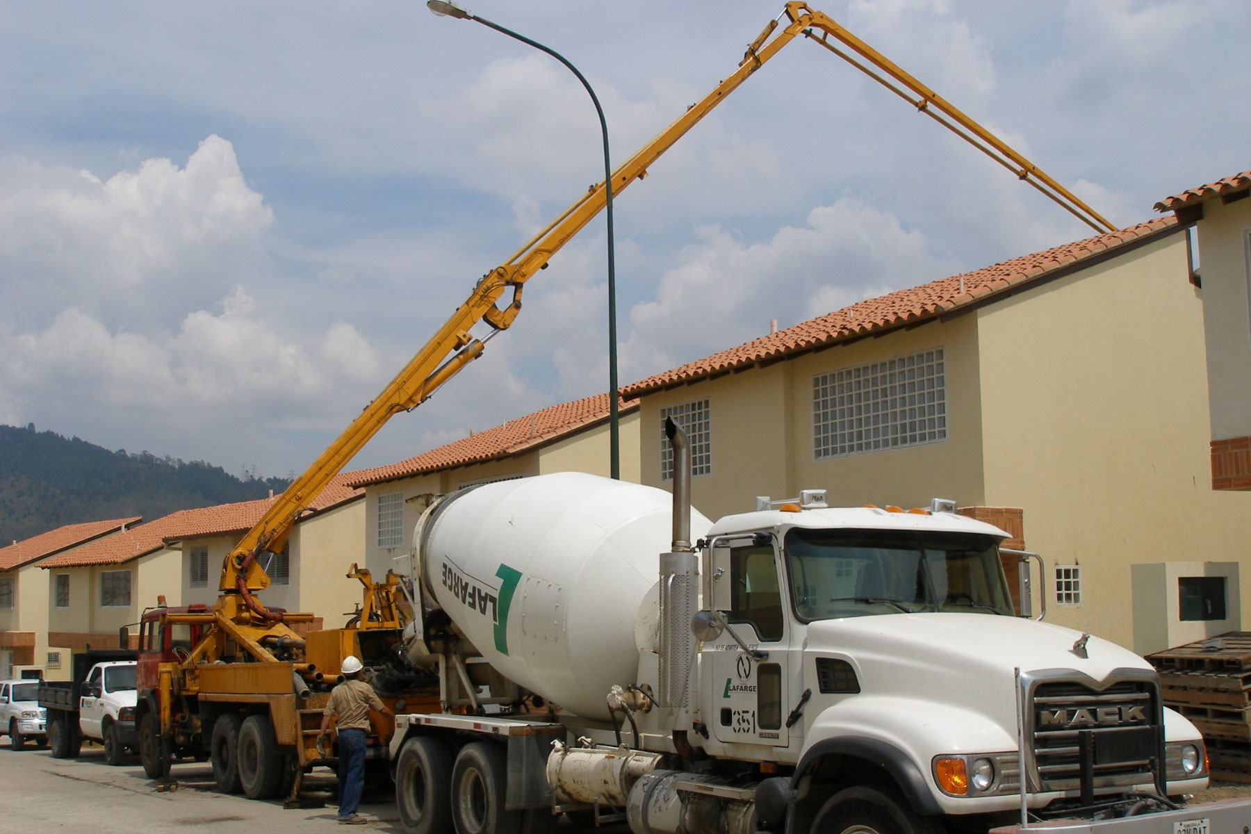 ￼Vaciado de premezclado en la construcción de 40 muros de concreto armado, para la ampliación de los jardines de las viviendas ubicadas en el Desarrollo Habitacional Bosque Valle, Distrito Capital. 2010