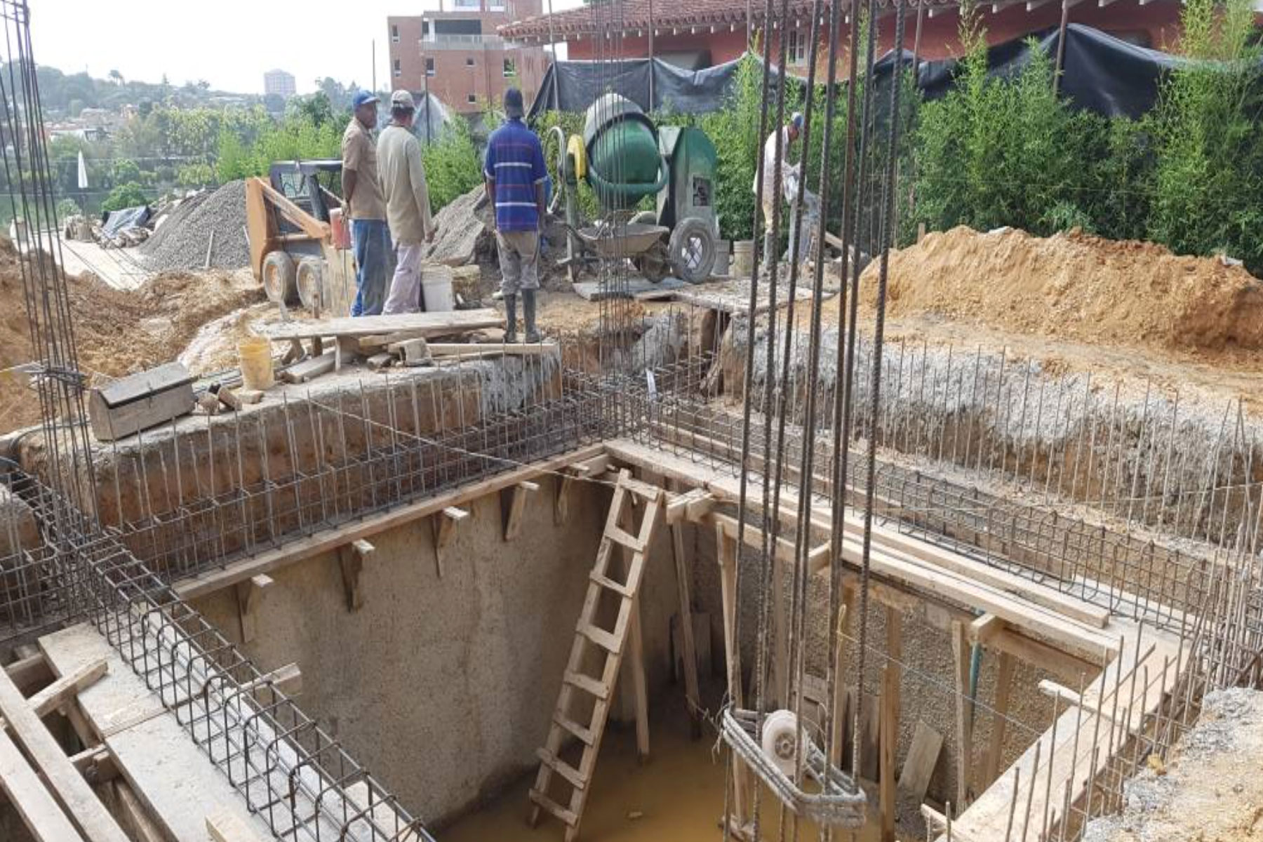 ￼Construction de tanque de almacenamiento de aqua con muros de concreto armado, Urb. La Union. 2017