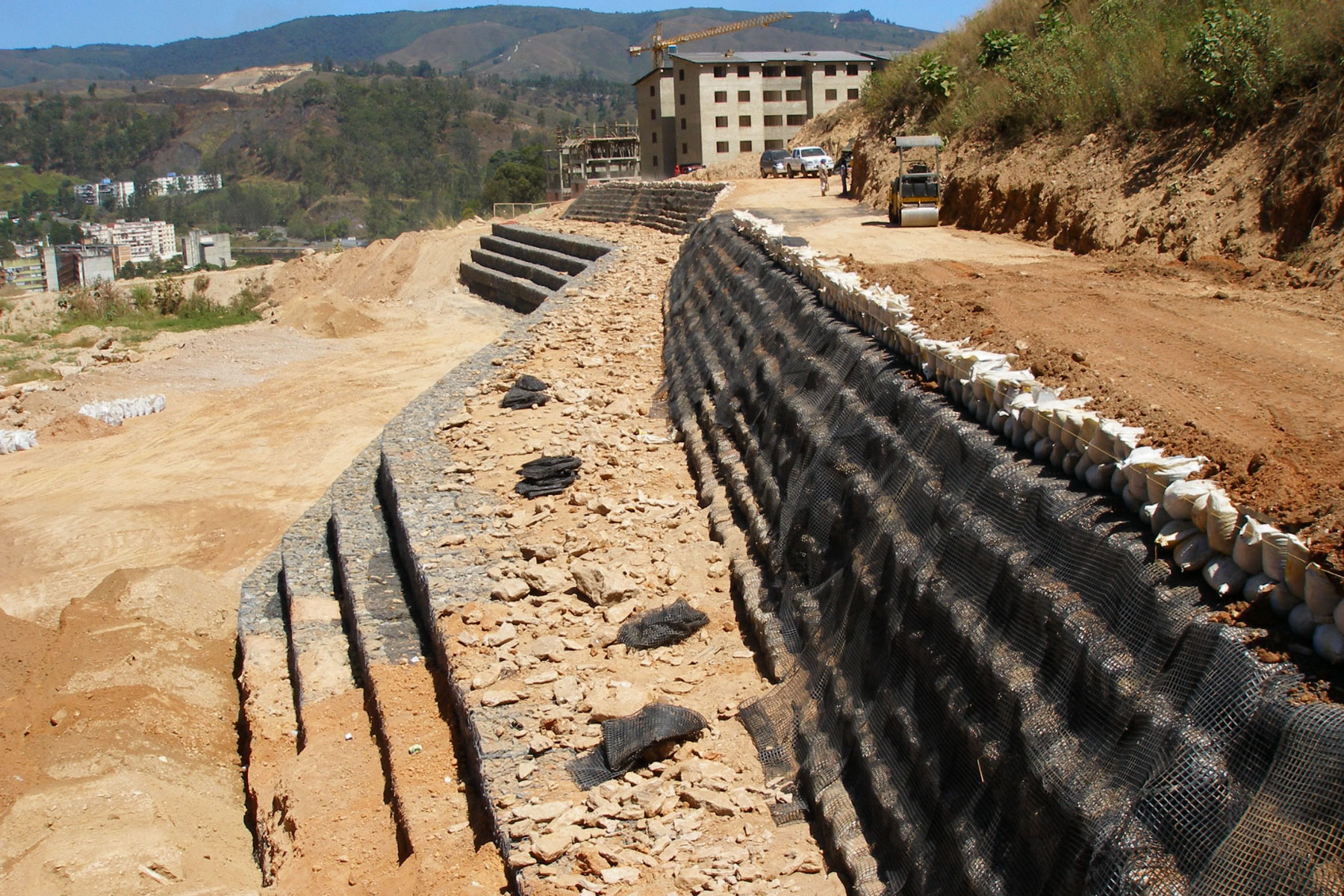 ￼￼Vista superior de un muro de tierra reforzada construido sobre un muro de gavión también reforzado con geomallas Ecogreen. Se observa la flexibilidad en el diseño arquitectónico. Los Teques, Edo. Miranda. 2006