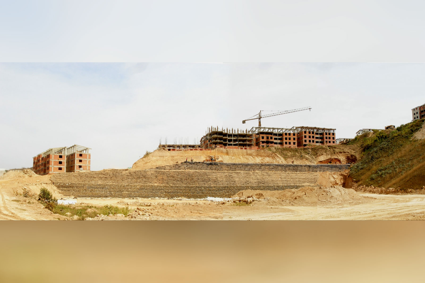 ￼￼Vista panorámica de muro de gavión reforzado de 130 m de largo para estabilizar la cresta de un talud que contendrá edificaciones con estacionamientos. Los Teques, Edo. Miranda. 2007