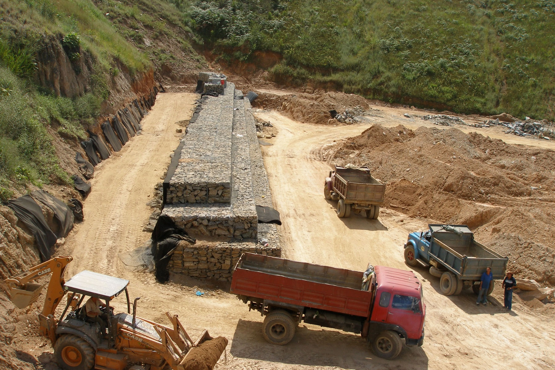 ￼￼Vista de la base de un muro de gavión reforzado de 25 m de altura. Desarrollo Habitacional Alto Verde, Los Teques, Edo. Miranda. 2006