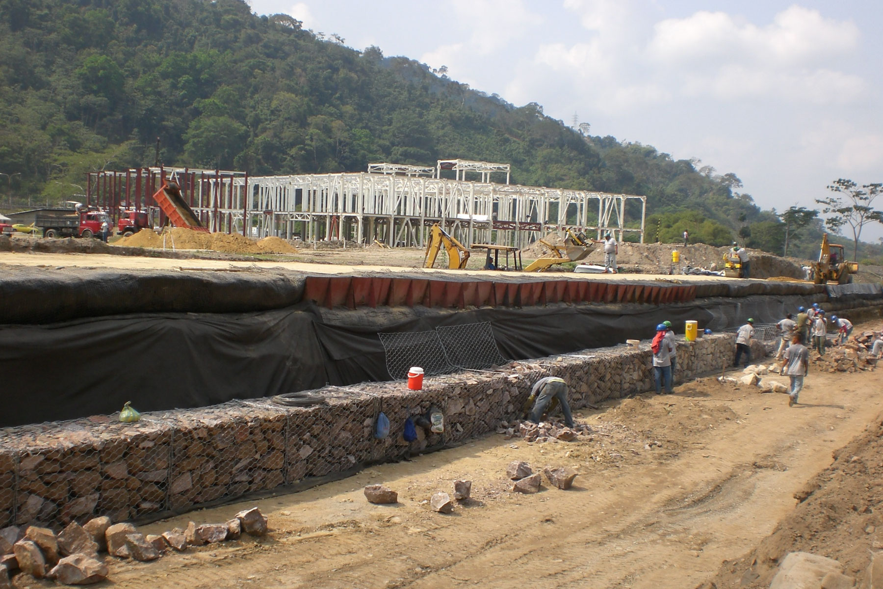 ￼Terraplén Reforzado de 600 m de largo con protección de gaviones en la margen izquierda del Río Castan, Edo. Trujillo. 2012