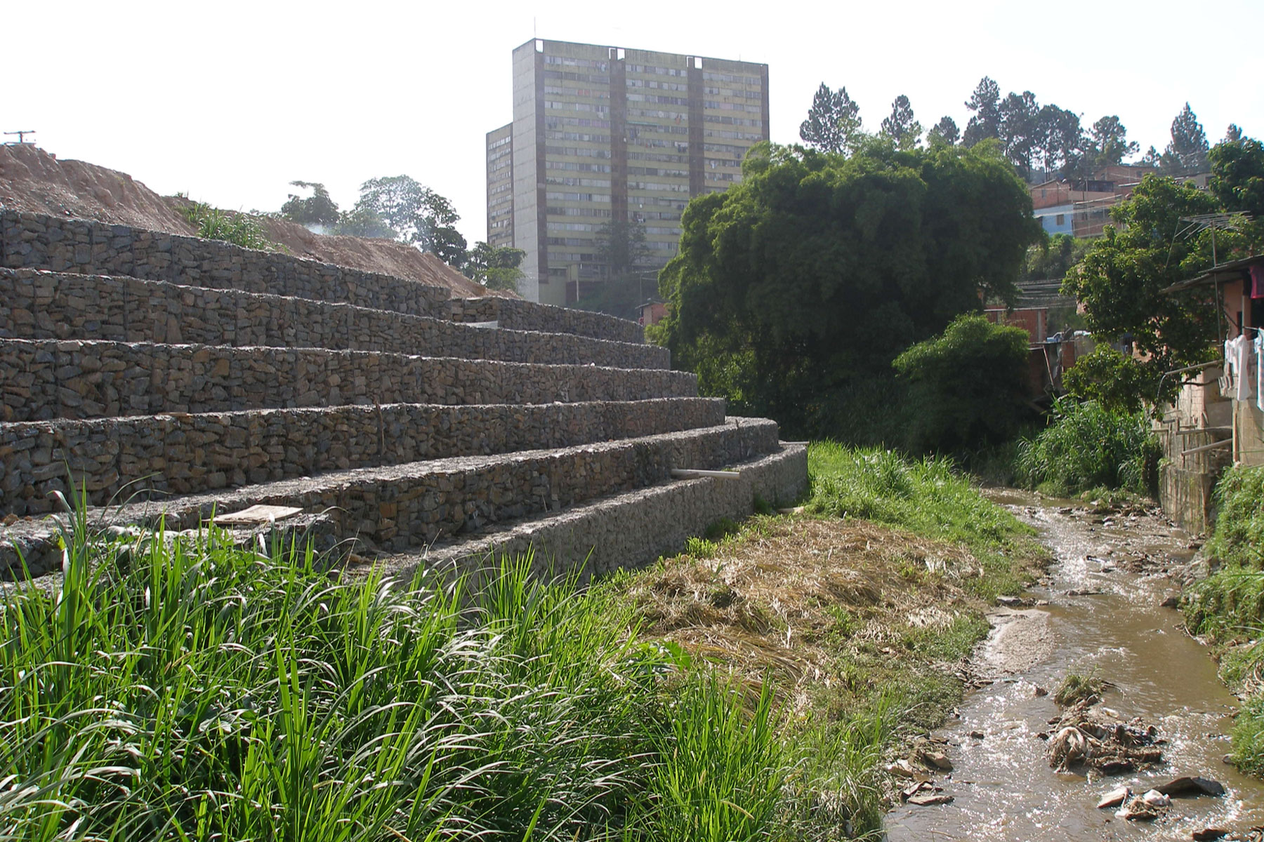 ￼￼Muro de gavión reforzado con geomallas Ecogreen, para controlar la erosión de la margen derecha del Río San Pedro, Planta de tratamiento del Desarrollo Habitacional Alto Verde, Los Teques, Edo. Miranda. 2007