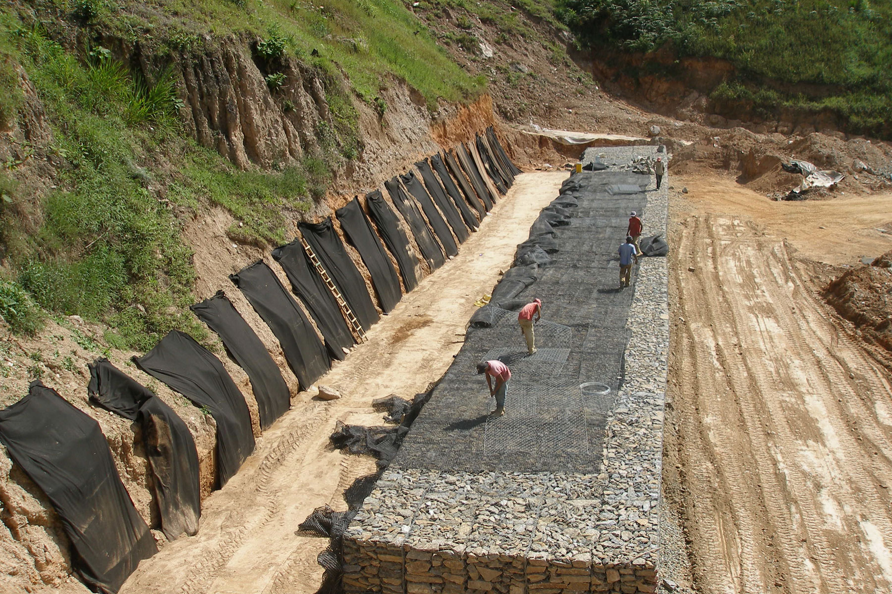 ￼Vista de la base de un muro de gavión reforzado de 25 m de altura. Desarrollo Habitacional Alto Verde, Los Teques, Edo. Miranda. 2006