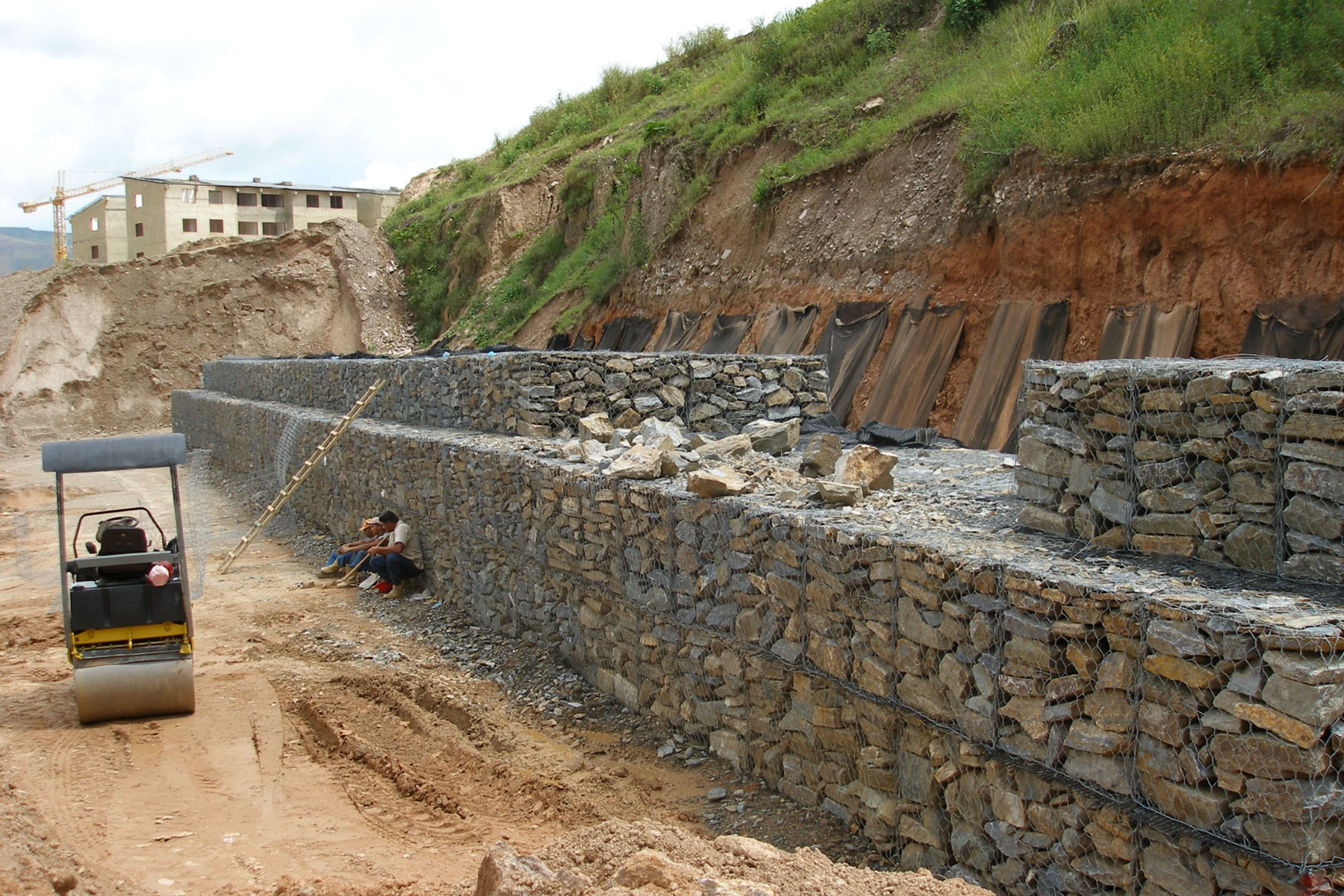 ￼Muro de Gavión de 130 m de largo, para la construcción de áreas de estacionamiento en el Desarrollo Habitacional Alt Verde, Los Teques, Edo. Miranda. 2006