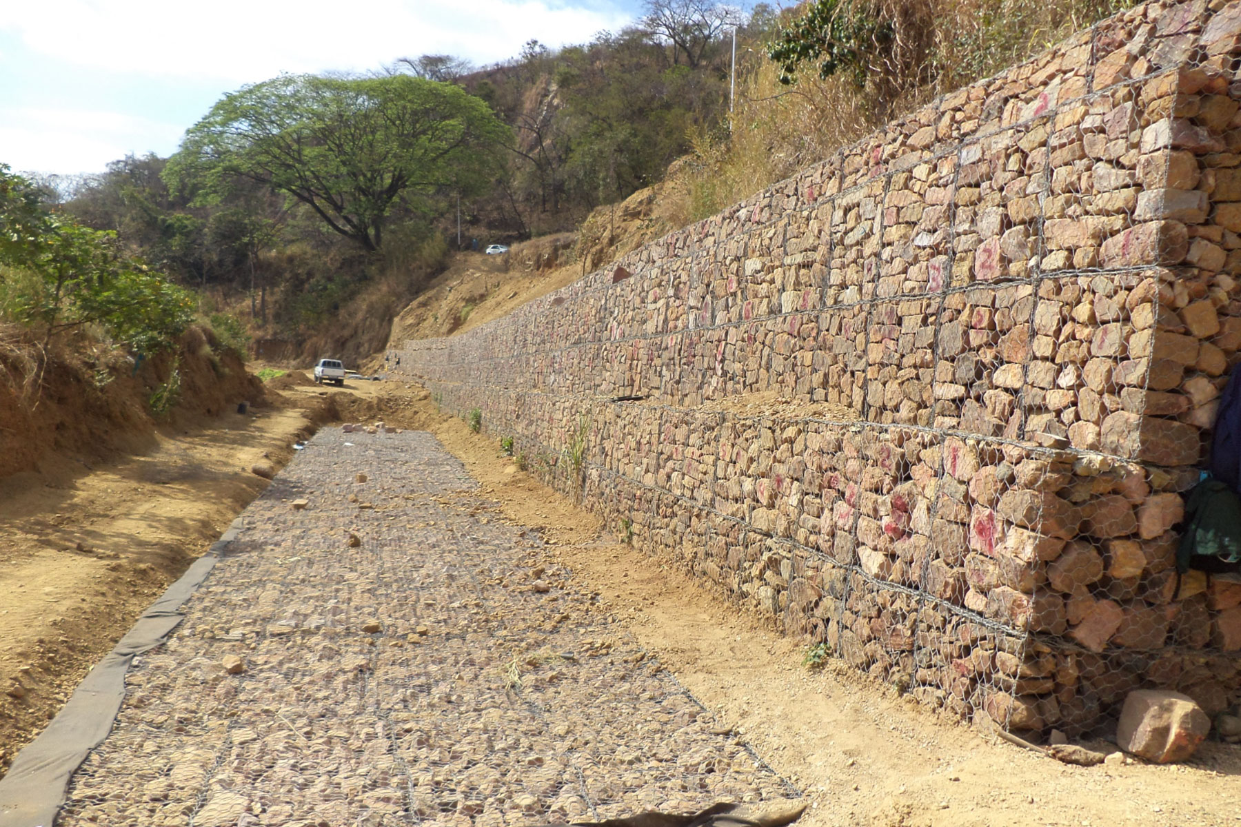 ￼Muro de Gavión de 130 m de largo y 10 m de altura para estabilizar la Troncal 005 ubicada en Tinaco, Edo. Cojedes. 2015