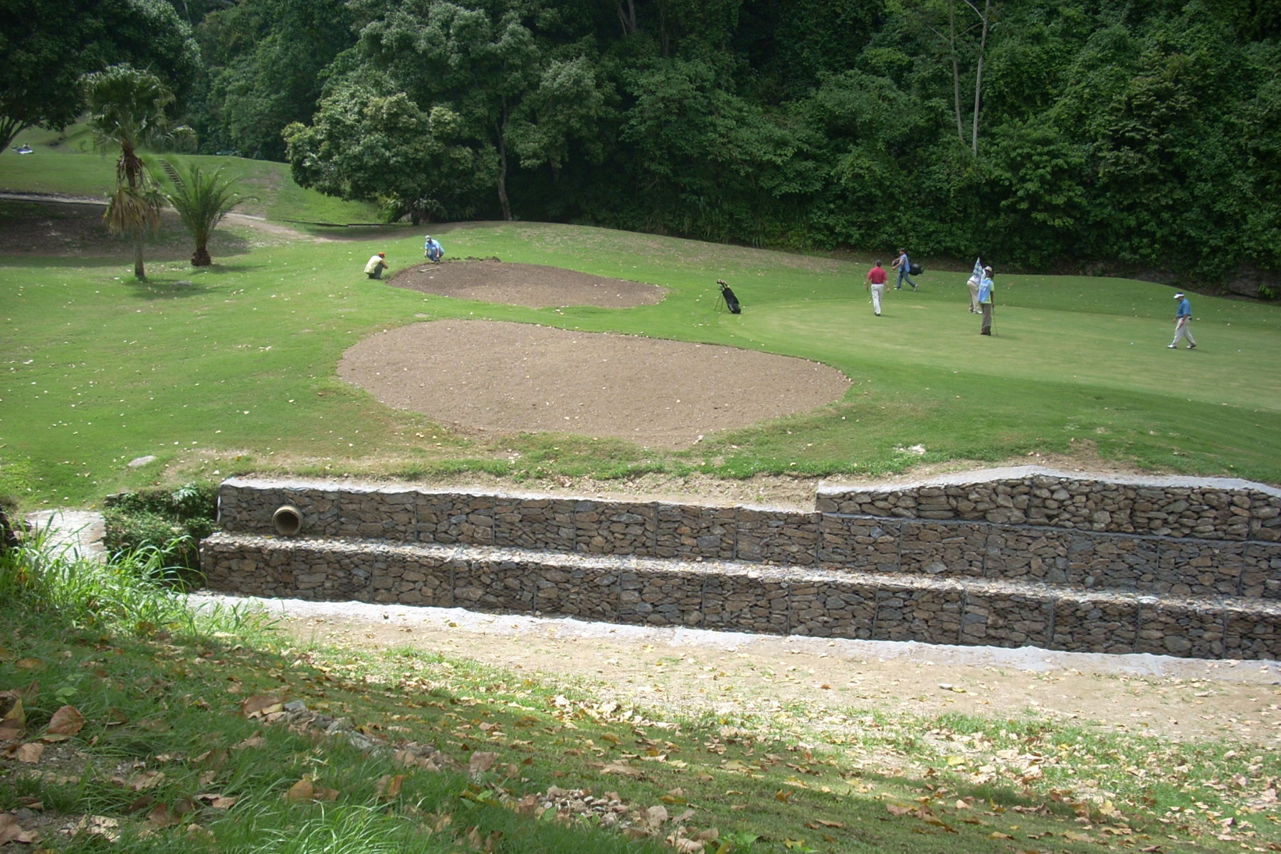 ￼Muro de Gavión para controlar la erosión en el Campo de Golf del Club Izcaragua, Mampote, Edo. Miranda. 2009