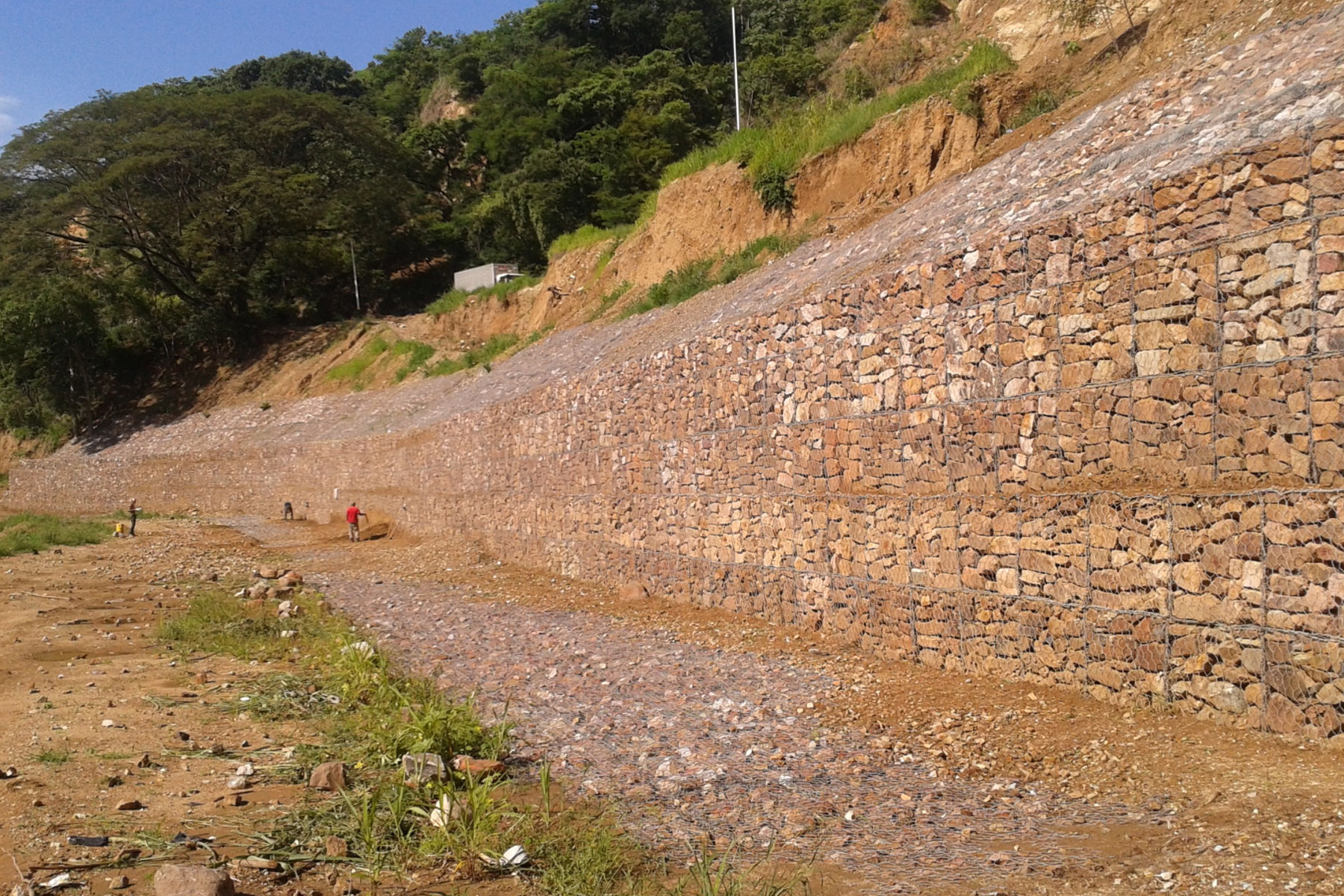 ￼Muro de Gavión de 130 m de largo y 10 m de altura para estabilizar la Troncal 005 ubicada en Tinaco. Edo. Cojedes. 2015