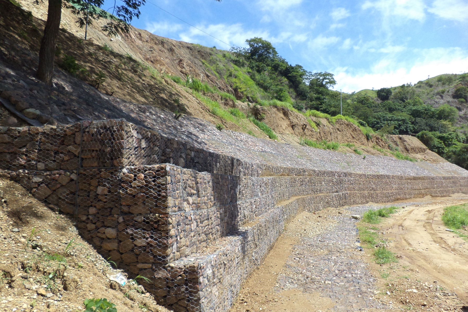 ￼Construcción de Muro de Gavión de 130 m de largo para controlar la erosión de la margen derecha del Rio La Guama Tinaco. Edo. Cojedes. 2015
