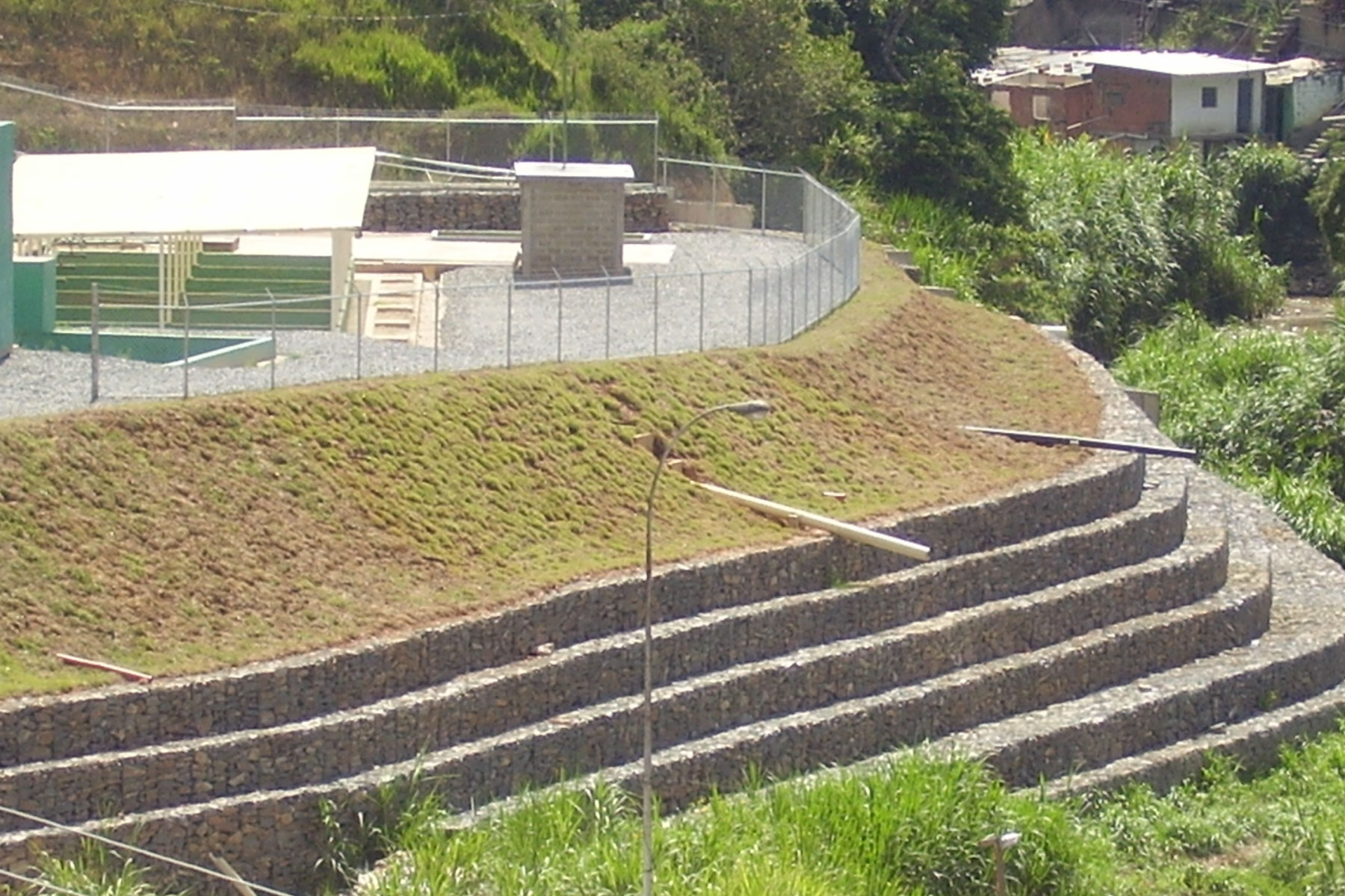 ￼Muro de Gavión de 6 m de altura, para proteger la planta de tratamiento ubicada en la margen derecha del Río San Pedro, en el Desarrollo Habitacional Alto Verde, Los Teques, Edo. Miranda. 2006
