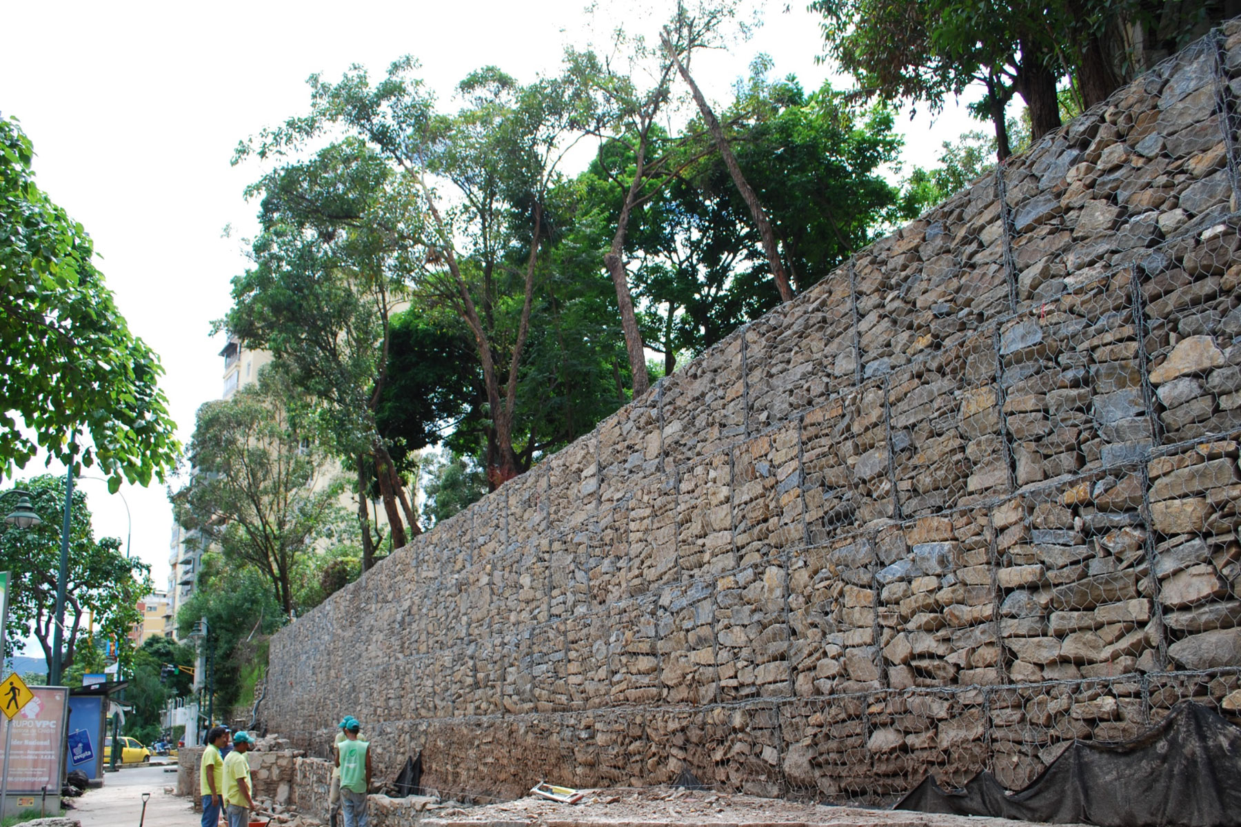 ￼Muro de Gavión de 5 m de alto para contener deslizamiento de talud en el Parque Deportivo ubicado en la Urb. Santa Paula, Municipio Baruta, Edo. Miranda. 2010