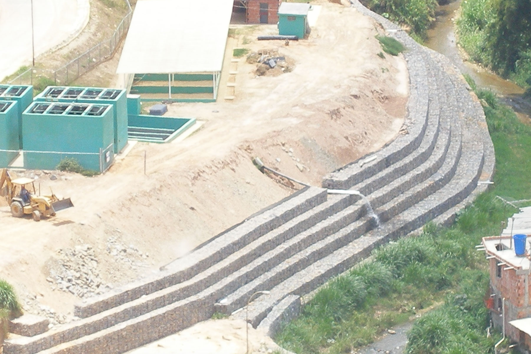 ￼￼Muro de Gavión Reforzado con geomallas Ecogreen, para controlar la erosión de la margen derecha del Río San Pedro donde está ubicada la planta de tratamiento del Desarrollo Habitacional Alto Verde, Los Teques, Edo. Miranda. 2007